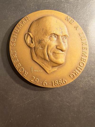 老王徽章第162期 - 卢森堡政治家“欧盟之父”之一的罗伯特舒曼大铜章     直径68mm.    重量127.6g