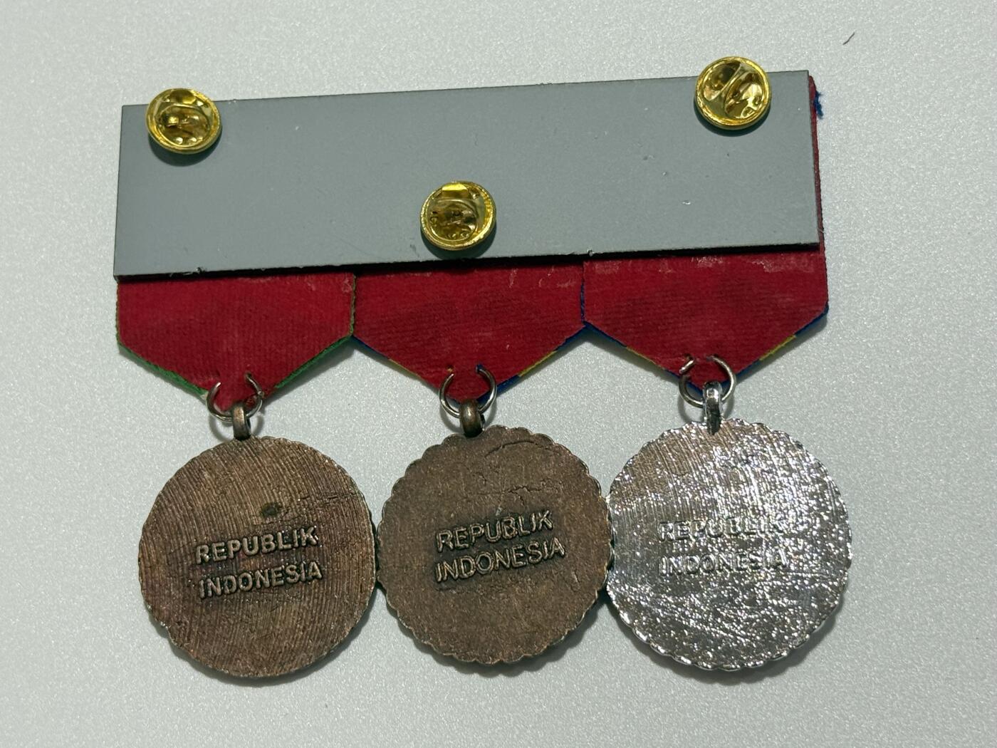 韵星假日精品2025秋季军品类拍卖会-- Rimey Holidays Boutique 2025 Autumn Militaria Sale 印度尼西亚3r联排银级、铜级忠勤奖章、国土忠诚服务--达摩努撒奖章