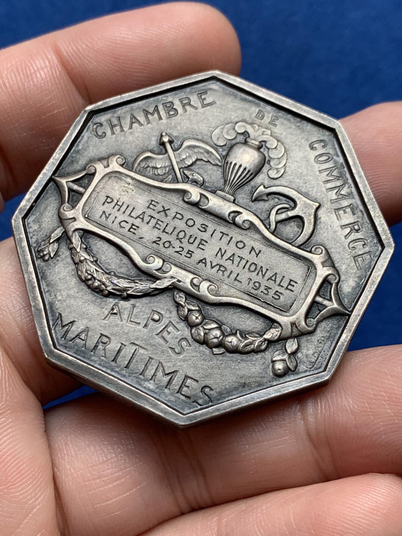 《竞宝斋》第436场 周日，周一2场连拍 （全场包邮） 法国斯山海事商会尼斯国家集邮展大型八角型镀银铜章，45.5MM，45.5克，带边铭。