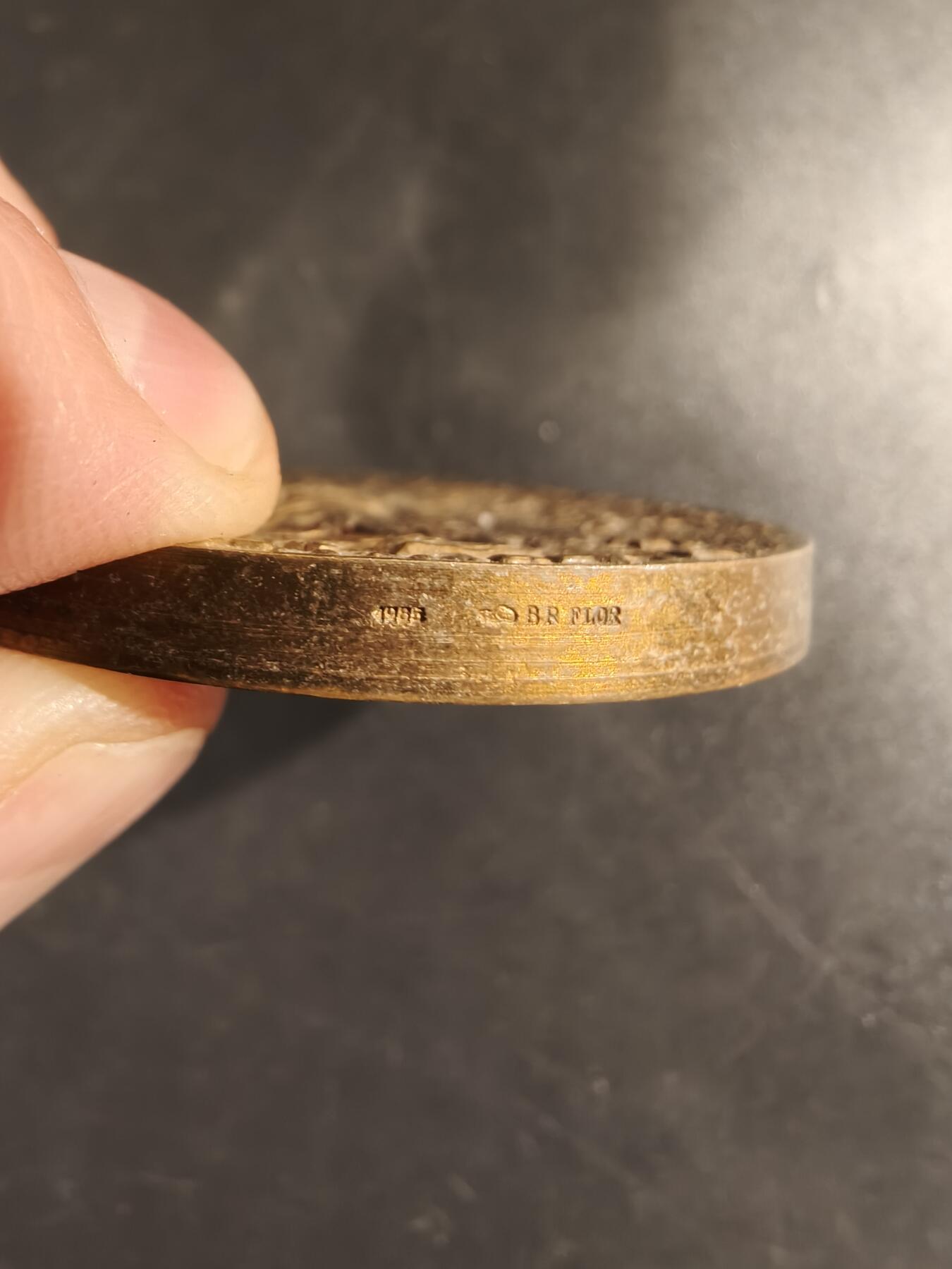 老王徽章第162期  法国滚球运动联合会大铜章     直径50mm.    重量76.2g