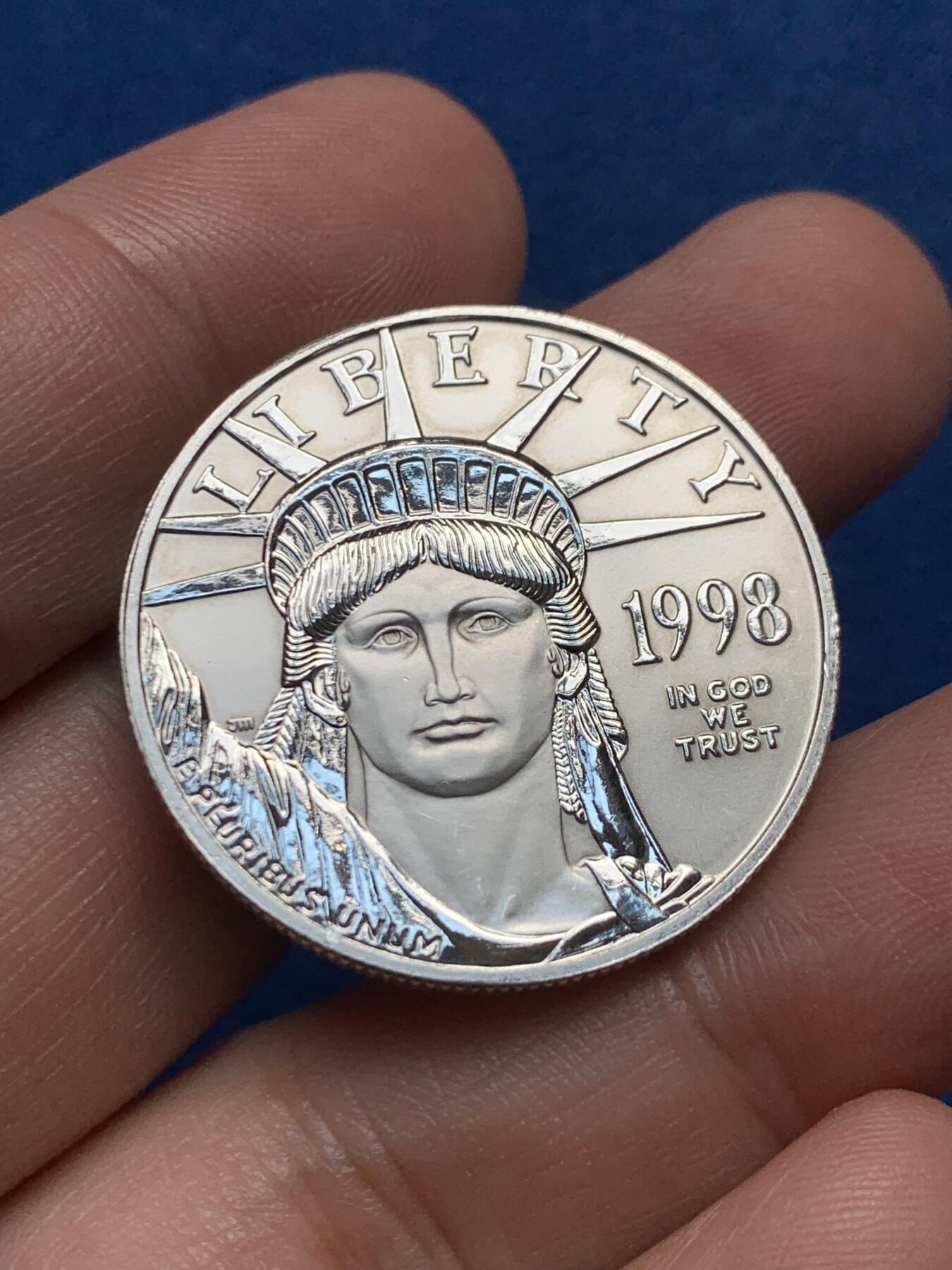 《竞宝斋》第436场 周日，周一2场连拍 （全场包邮） 1998年美国100元1盎司鹰扬普制铂金币，1盎司9995铂金，美国最大面值硬币，品相极佳。自由女神和展翅雄鹰的设计大气经典，早期普制部分图案抛光，比后来版本更有层次感。