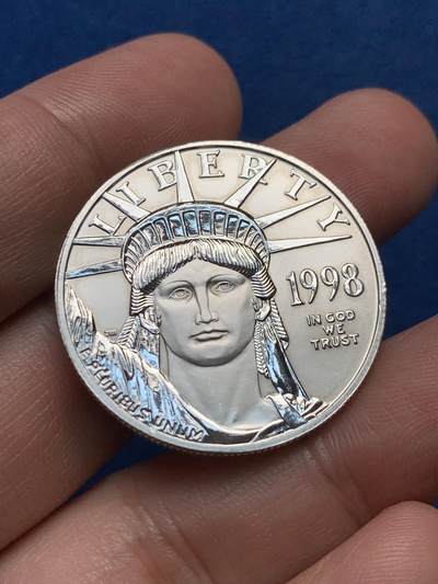 《竞宝斋》第436场 周日，周一2场连拍 （全场包邮） - 1998年美国100元1盎司鹰扬普制铂金币，1盎司9995铂金，美国最大面值硬币，品相极佳。自由女神和展翅雄鹰的设计大气经典，早期普制部分图案抛光，比后来版本更有层次感。
