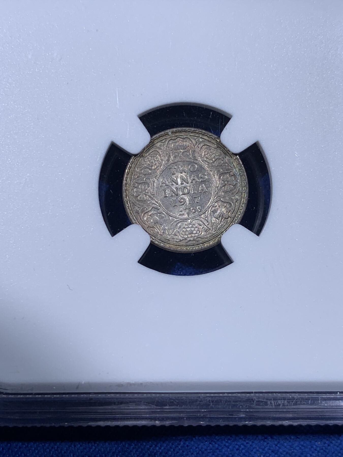 《竞宝斋》第436场 周日，周一2场连拍 （全场包邮） NGC MS64 印度1917年乔治五世2安娜银币，铸造于加尔各答造币厂。相比有着大堆库存的1卢比，小面值的2安娜反而非常少见，这枚双面优雅的蓝紫色包浆迷人。一步到位之选。