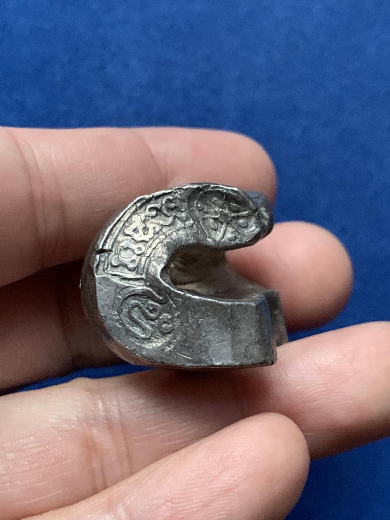 《竞宝斋》第436场 周日，周一2场连拍 （全场包邮） 泰国 兰纳王国银锭一枚 戳记清晰 品相极好 重约61.55克 细节见图