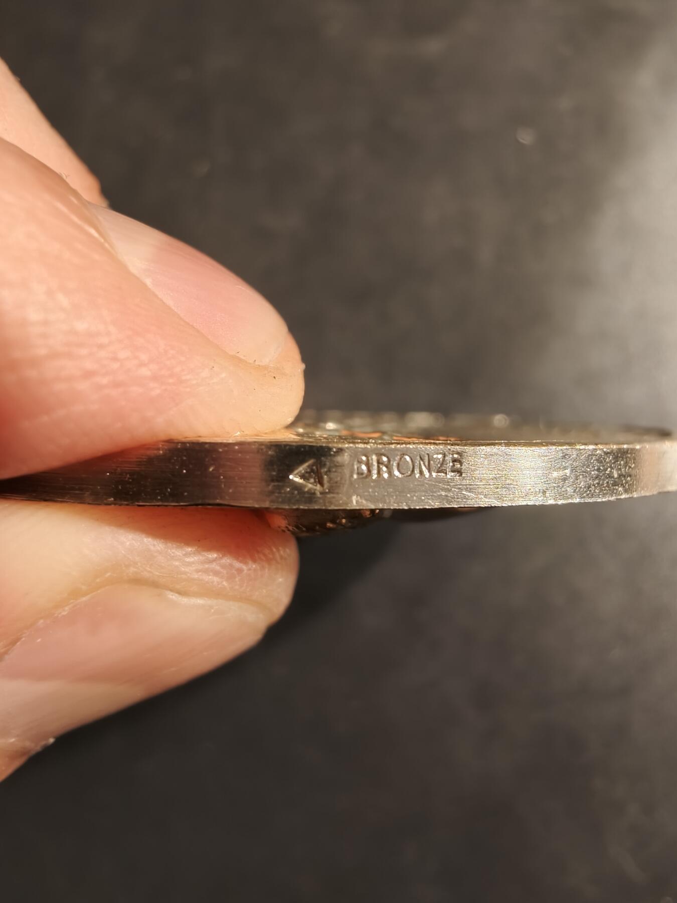 老王徽章第162期  法国电气公司镀银大铜章    大师Dropsy作品    直径54mm.    重量70.6g