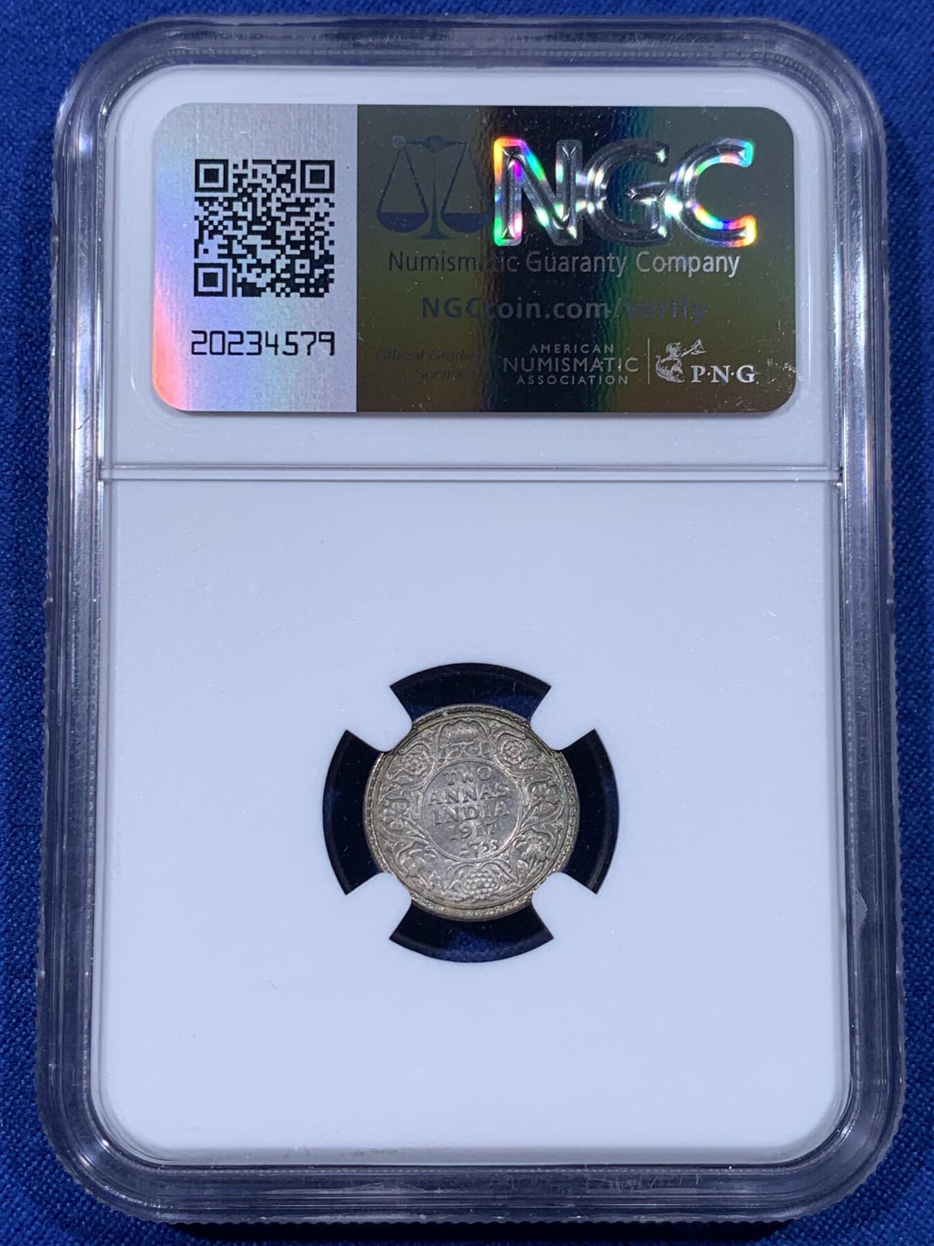《竞宝斋》第436场 周日，周一2场连拍 （全场包邮） NGC MS64 印度1917年乔治五世2安娜银币，铸造于加尔各答造币厂。相比有着大堆库存的1卢比，小面值的2安娜反而非常少见，这枚双面优雅的蓝紫色包浆迷人。一步到位之选。