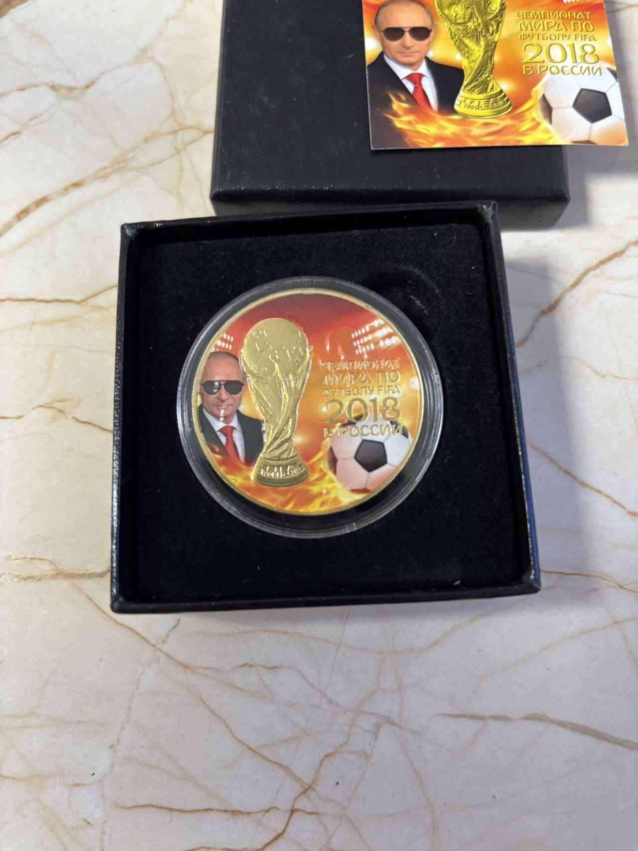 第181期拍卖 俄罗斯2018世界杯大力神杯和普京1盎司镀金银币，925银镀金，发行200枚，有起泡