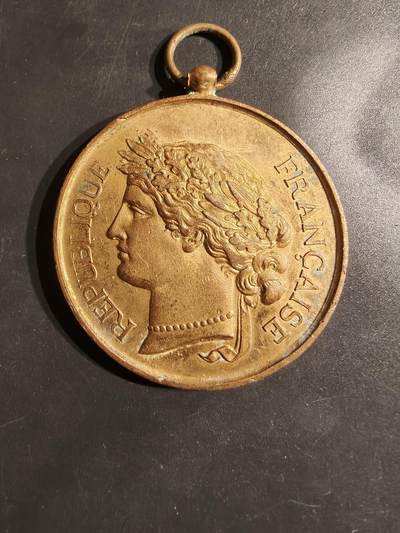 老王徽章第162期 -  法国城镇射击国家协会荣誉镀金铜奖章     直径50mm.    重量50g