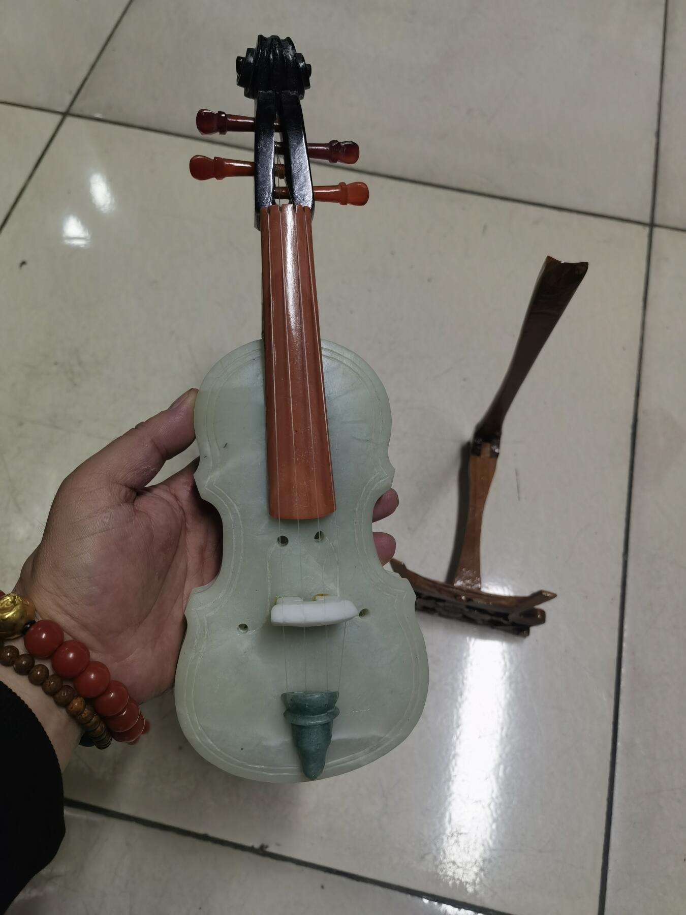 玉雕大师作品小提琴玉石摆件手工作品原盒