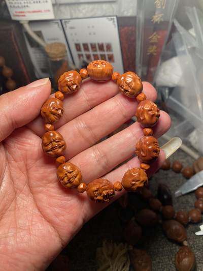 大佬都在看的苏工核雕捡漏价 - 福利老苏工核雕，纯手工雕刻，须派好运连连十八罗汉，个性十足，等待有缘人，市场无同款，尺寸1.4x1.6喜欢的来