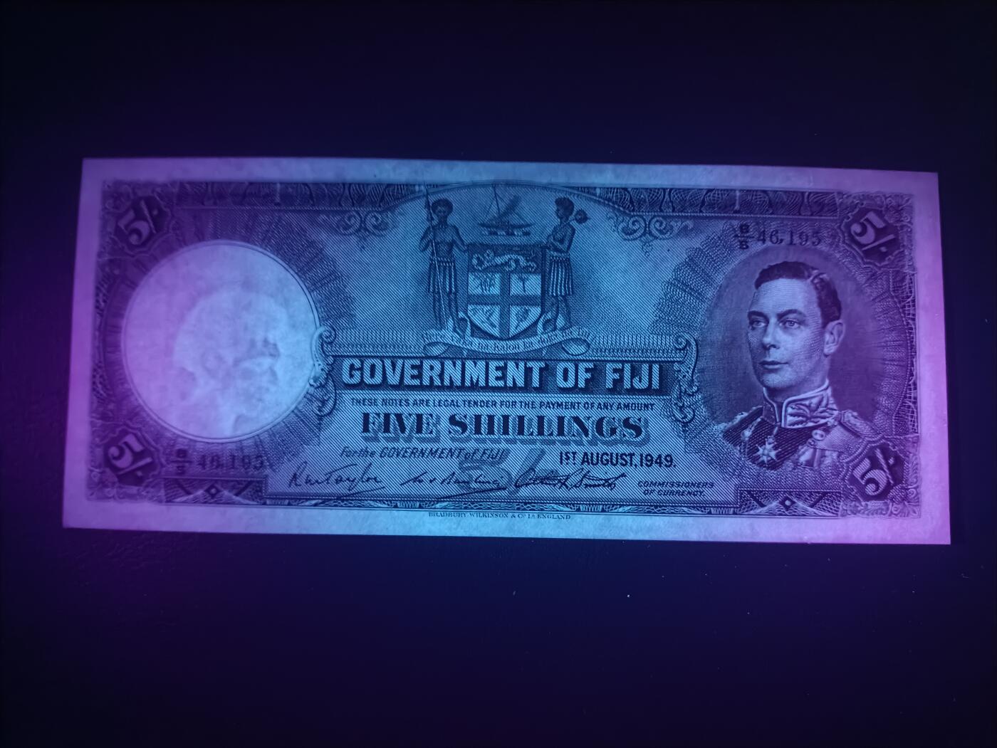 2025十一月第三期，总201期 英属斐济1949年5先令AUNC，稀有的乔治六世统治时期中高面值品种，主题是斐济殖民政府徽章以及戎装乔治六世国王肖像