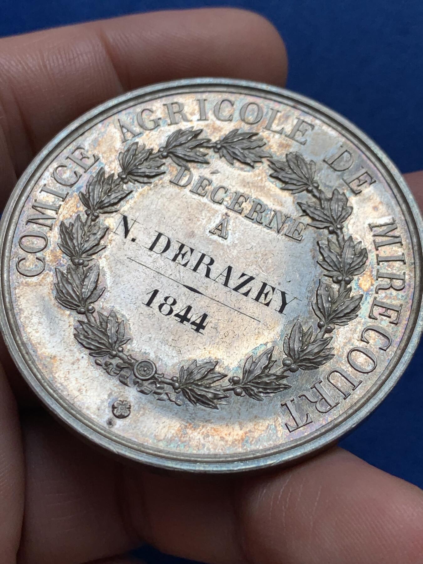 《竞宝斋》第436场 周日，周一2场连拍 （全场包邮） 法国米勒库尔农业评比会纪念大银章 64.5克 51mm 带原木盒 船首银标