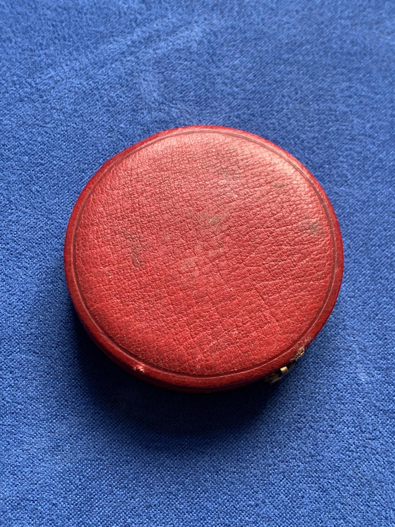 《竞宝斋》第436场 周日，周一2场连拍 （全场包邮） 法国拿破仑纪念奖章-极其罕见的拿破仑皇太子降生纪念章。超高浮雕，双面人物雕刻细腻生动，保存状态极好。不可多得收藏佳品。直径：41.2mm，重：38.5g，丰饶角边铭，带原盒。