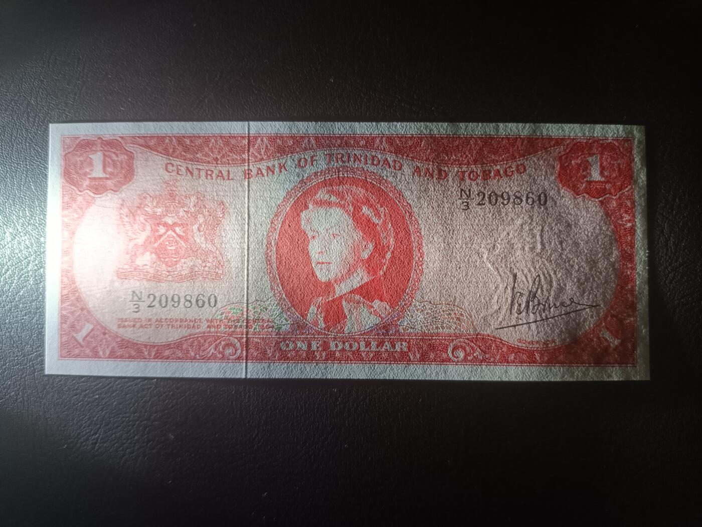 2025十一月第三期，总201期 特立尼达和多巴哥1964版1元UNC无47，稀有女王头像序列，国徽和央行大楼