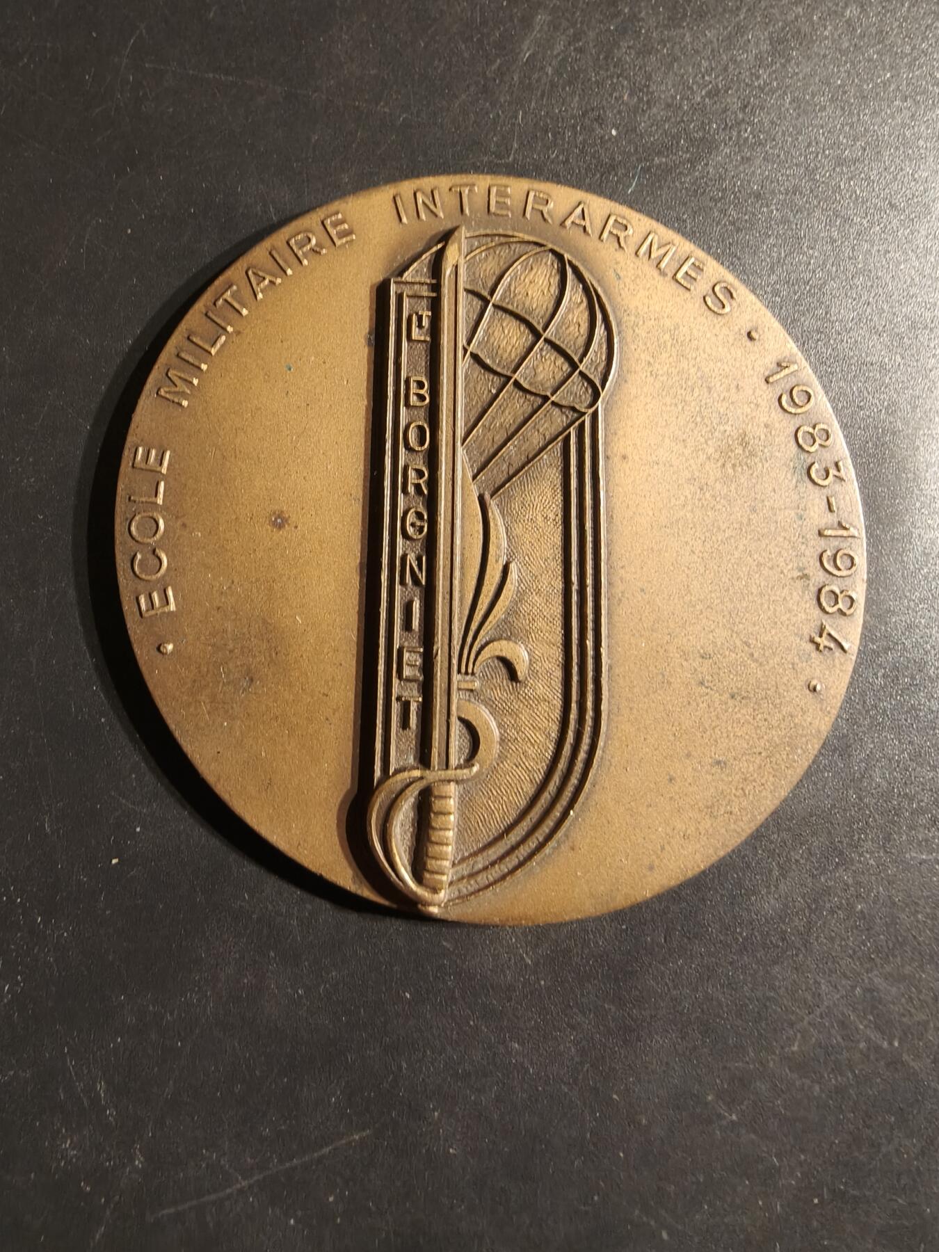 老王徽章第162期  法国陆军跨兵种军事学校大铜章     直径68mm.   重量110g