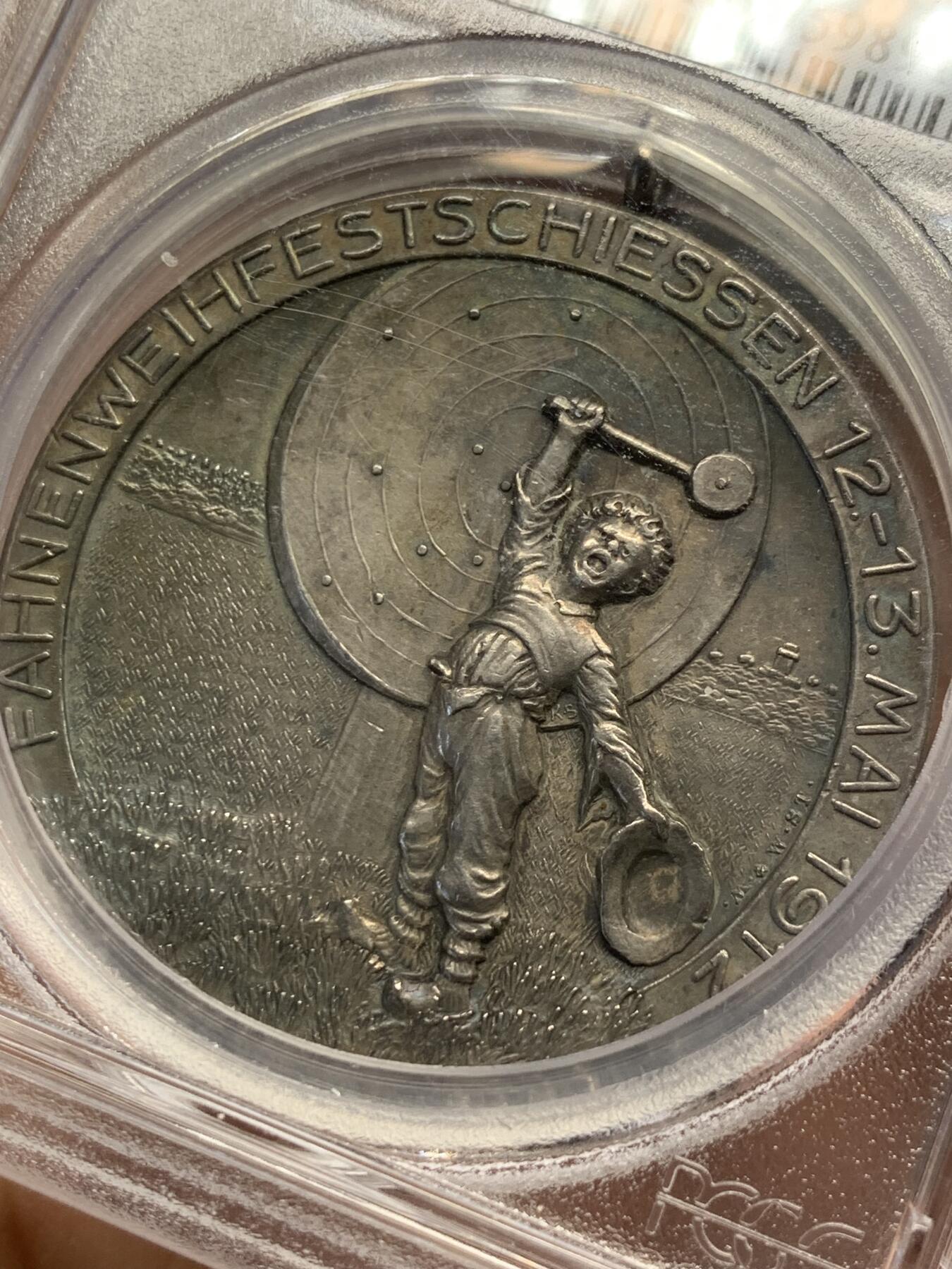 《竞宝斋》第436场 周日，周一2场连拍 （全场包邮） PCGS MS62 德国 1912年 射击节银章 人物精彩 景观细腻 双面高浮雕值得收藏 P加厚盒装