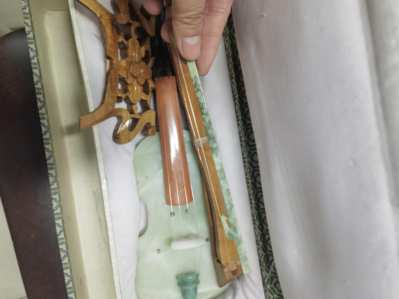玉雕大师作品小提琴玉石摆件手工作品原盒