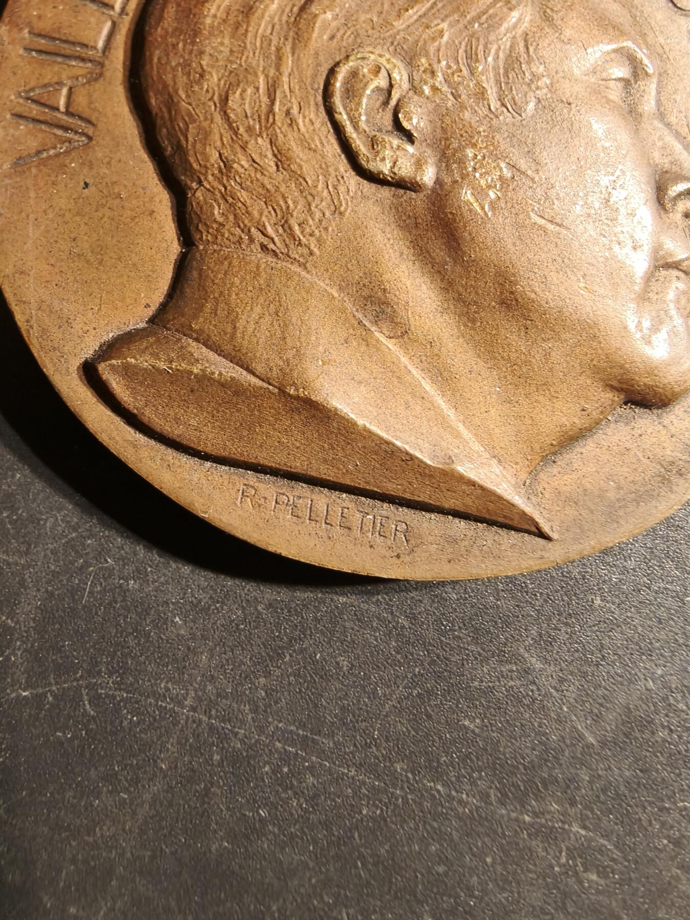 老王徽章第162期  法国共产党中央机关报《人道报》大铜章    正面为法共创始人之一的保罗·瓦扬-古蒂里耶（Paul Vaillant-Couturier）    高浮雕     直径56mm.    重量96.4g