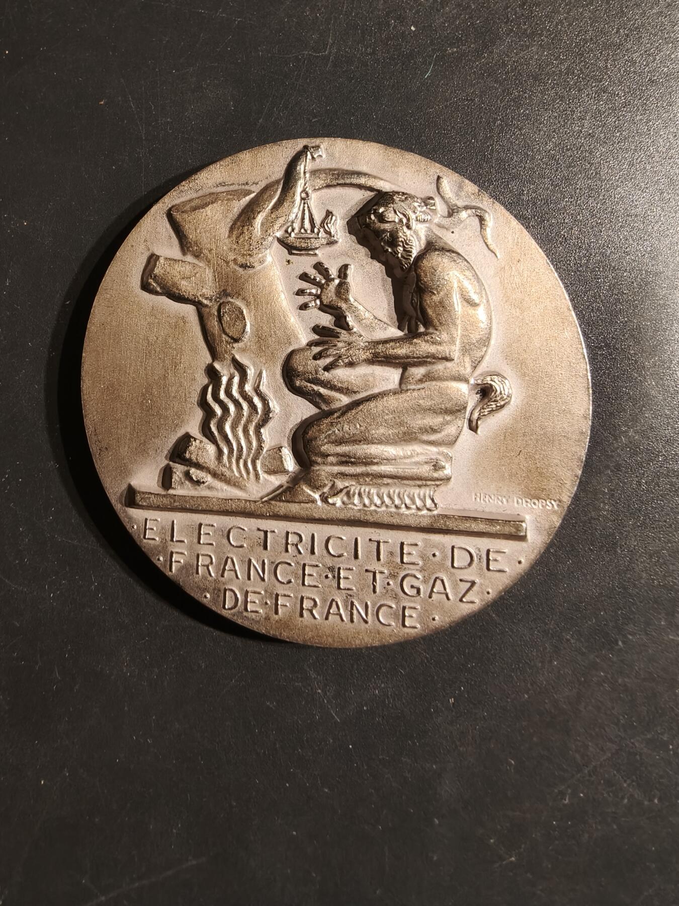 老王徽章第162期 法国电气公司镀银大铜章    大师Dropsy作品    直径54mm.    重量70.6g