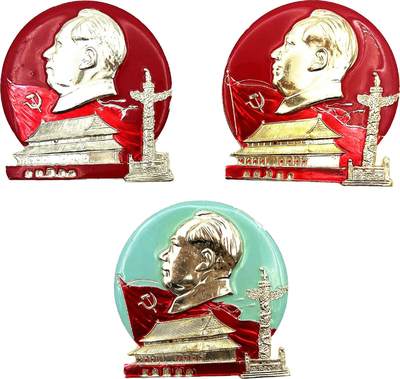 2025年伟人像章秋季专场拍卖会 - 京棉二厂革委会 红蓝银金配色 异形 华表、天安门图案等元素 三枚 5.93cm×6.21cm×3