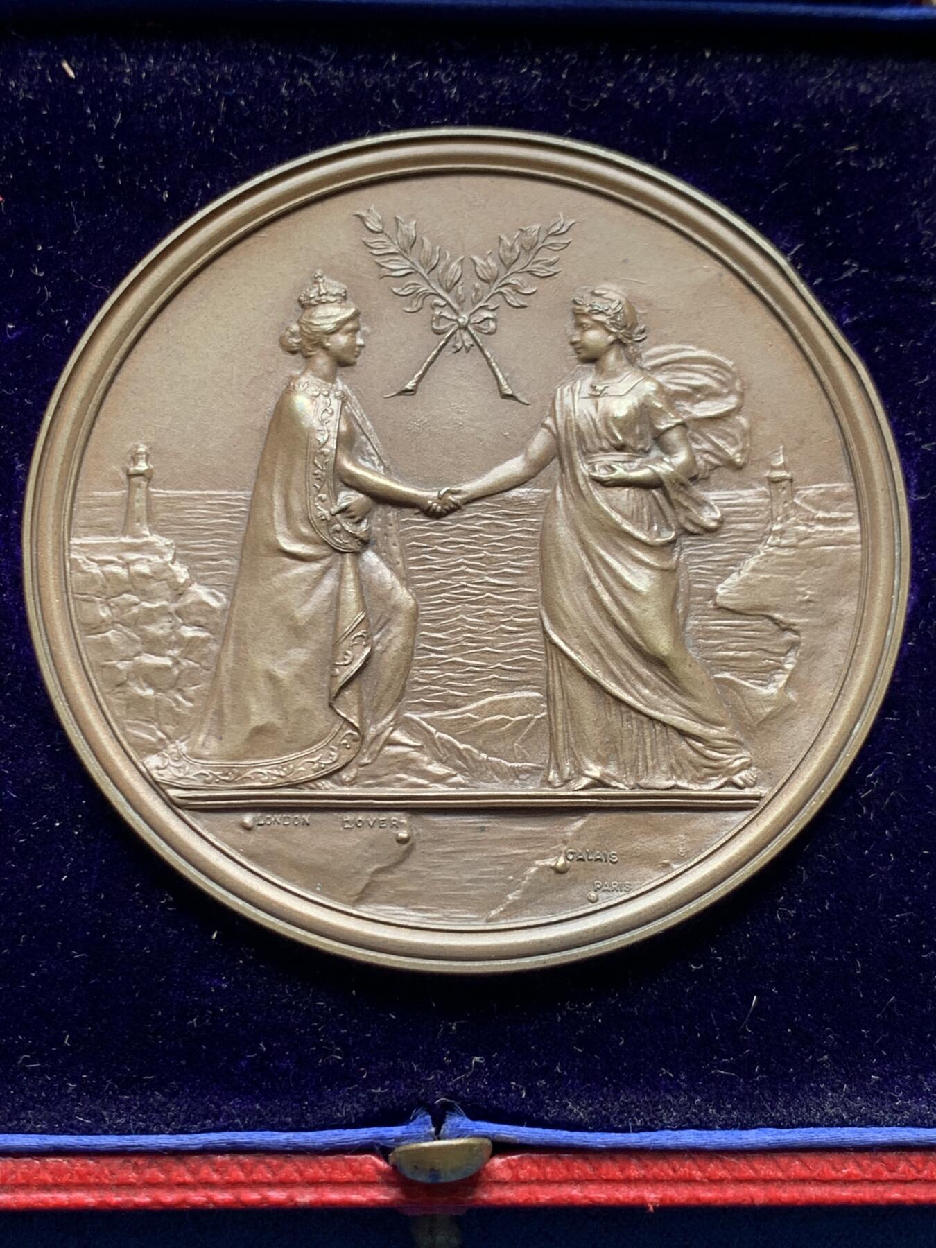 《竞宝斋》第436场 周日，周一2场连拍 （全场包邮） 1903年法国总统埃米尔•卢贝访问英国纪念，139.1克，63.2mm，铜标边铭，原盒有破损