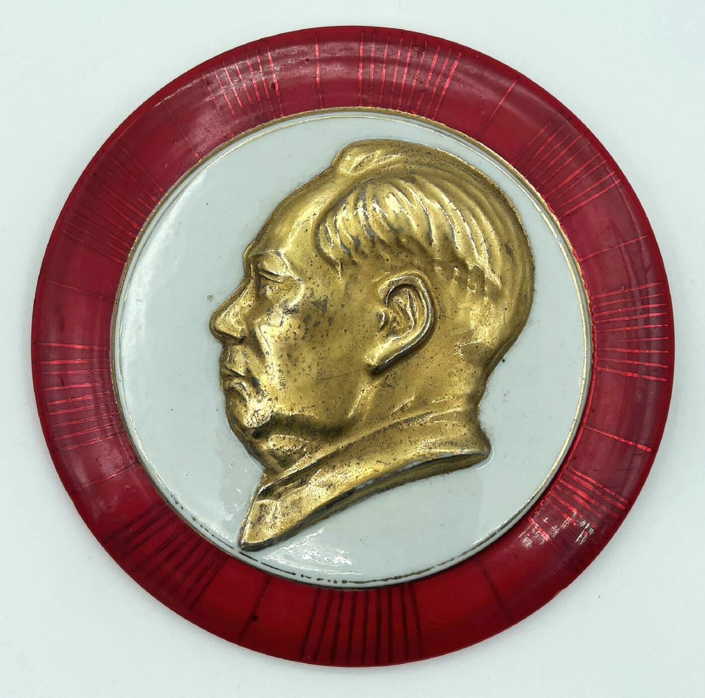 2025年伟人像章秋季专场拍卖会 金银白配色 伟人德化瓷像 一对 直径14.21cm×2