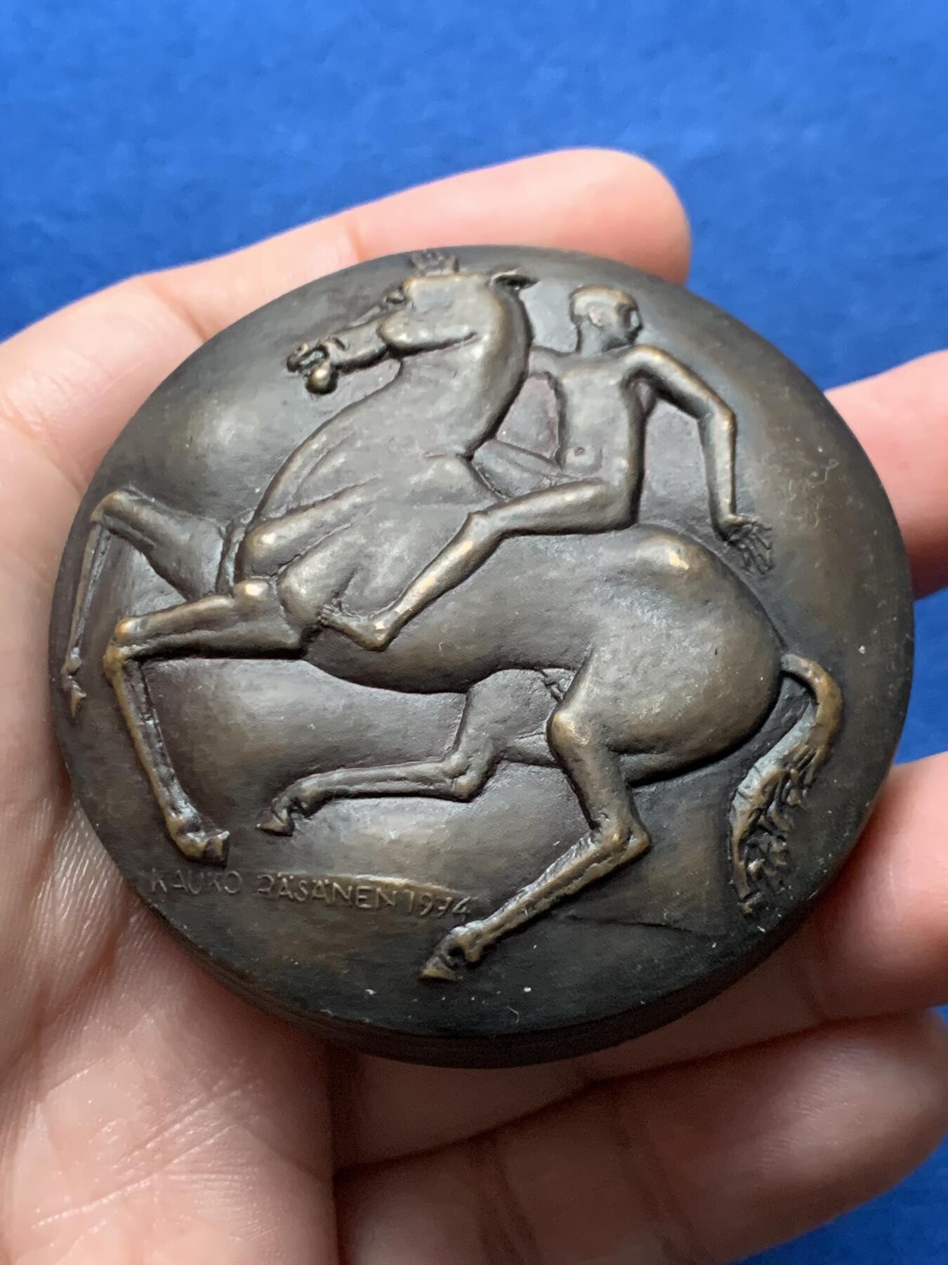 《竞宝斋》第436场 周日，周一2场连拍 （全场包邮） 1975年达芬奇三合体章，332.8克，59.2mm，K. Räsänen雕刻，铜质铸造1500枚，带说明书。