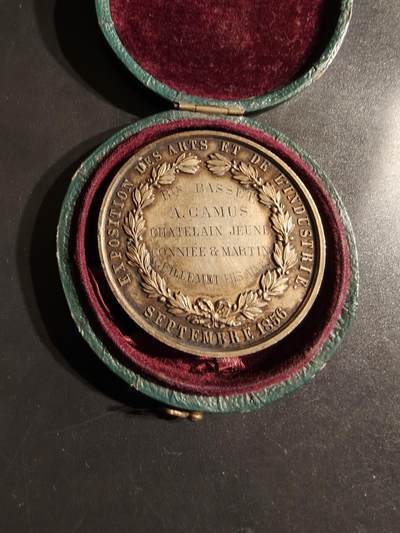 老王徽章第162期 -  法国拉罗谢尔科学大会第25届会议镀金大银章     原盒     早期手指银标950银     直径41mm.   重量38.2g