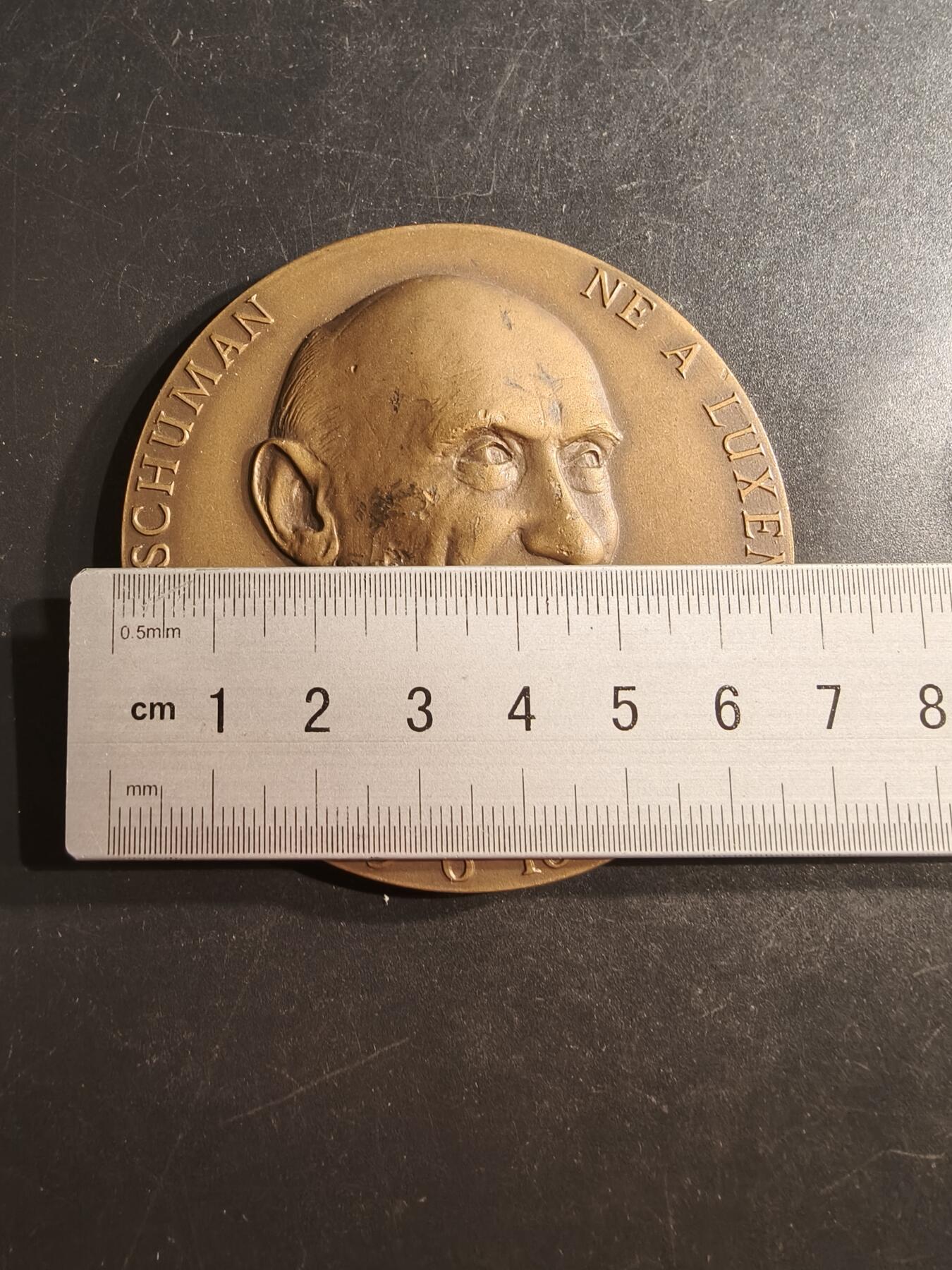 老王徽章第162期 卢森堡政治家“欧盟之父”之一的罗伯特舒曼大铜章     直径68mm.    重量127.6g