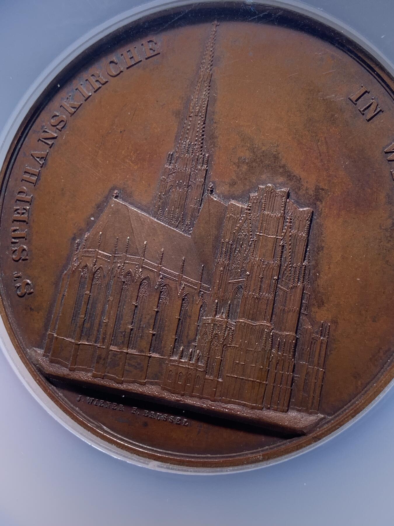 《竞宝斋》第436场 周日，周一2场连拍 （全场包邮） NGC MS62BN 奥地利古典大铜章，维也纳圣斯特凡大教堂，大师Wiener名誉作品。1862年古董原版，60mm，欧洲著名教堂系列，Wiener手雕章精品，细节刻画极其惊叹，实物精美！加大加厚盒。