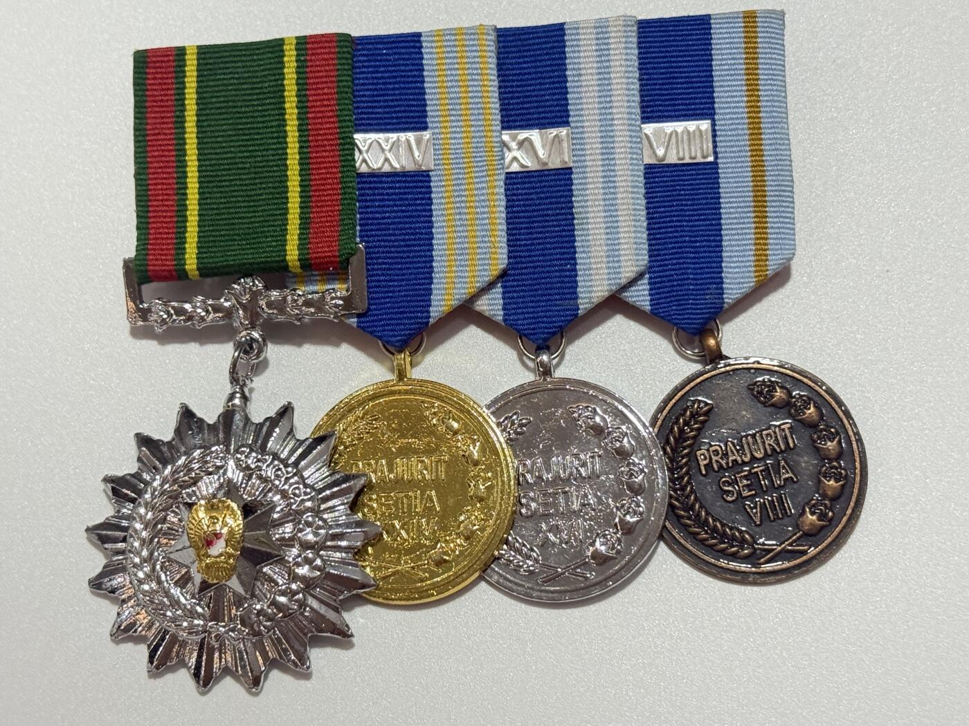 韵星假日精品2025秋季军品类拍卖会-- Rimey Holidays Boutique 2025 Autumn Militaria Sale 印度尼西亚4r联排--三级卡蒂卡挨卡拉克西（三军团结）之星勋章，金银铜三级国防军优秀服务奖章