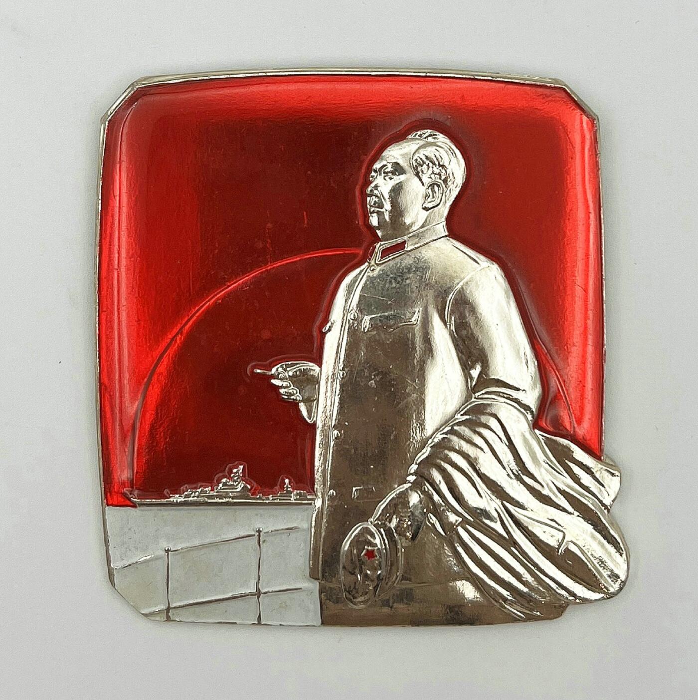 2025年伟人像章秋季专场拍卖会 红底银像 方形 伟人站立半像（中山装造型） 一枚 6.27cm×5.88cm