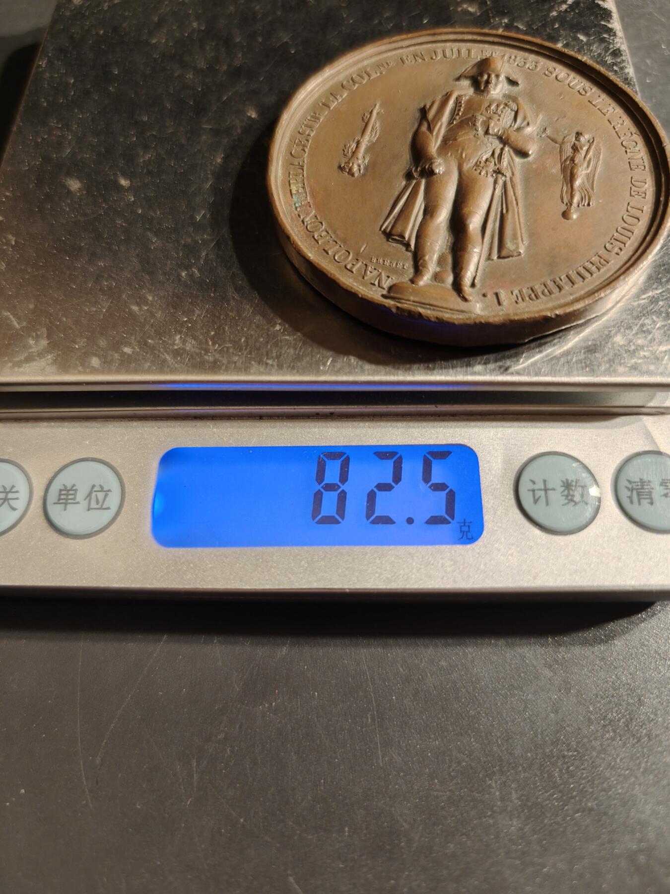 老王徽章第162期 法国恢复拿破仑一世时期旺多姆广场圆柱大铜章     高浮雕     直径54mm.    重量82.5g