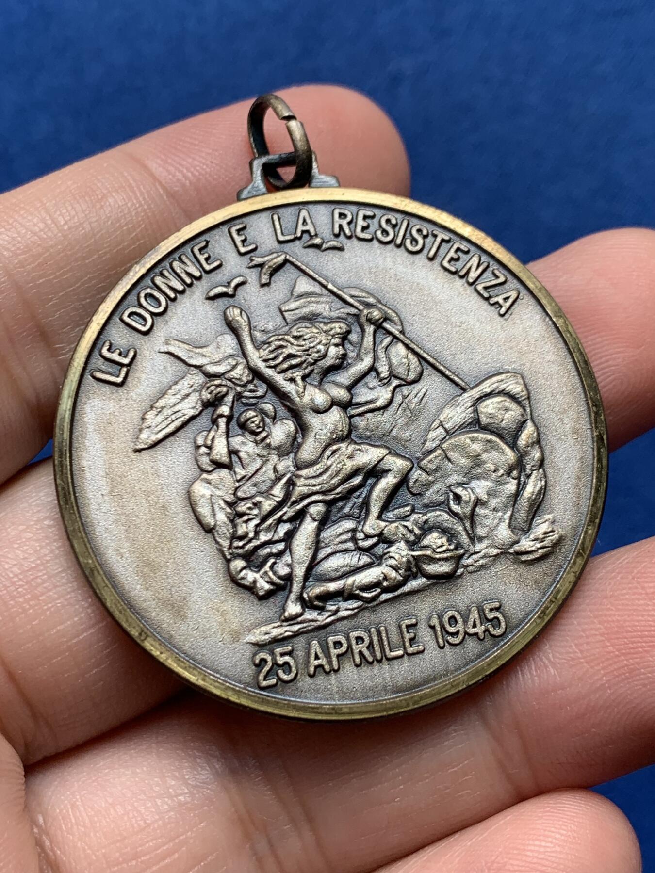 《竞宝斋》第436场 周日，周一2场连拍 （全场包邮） 妇女抵抗运动纪念章 27.8克 42.1mm