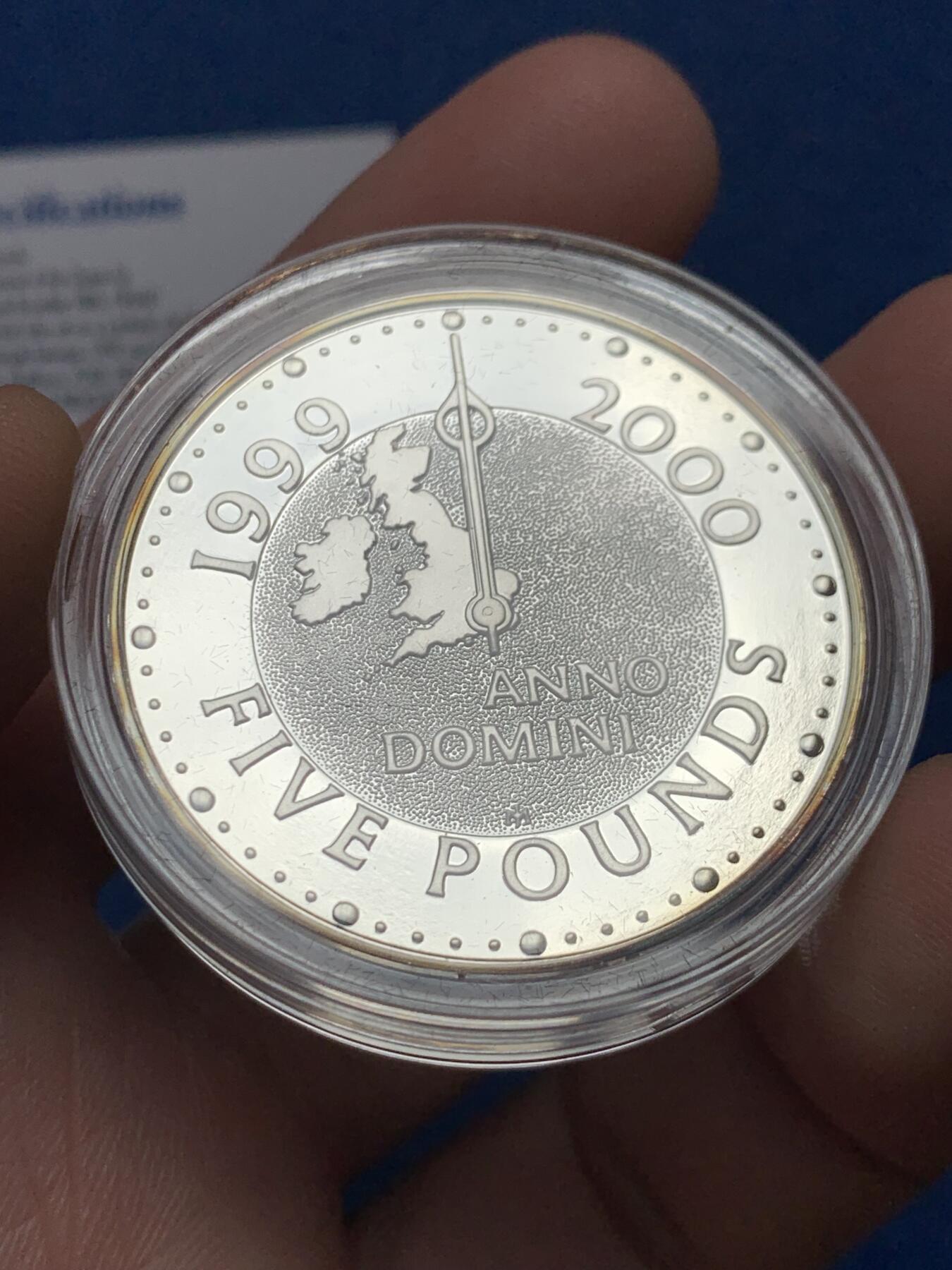 《竞宝斋》第436场 周日，周一2场连拍 （全场包邮） 英国1999年5英镑精制银币 千禧年 28.28克 999银 发行量：最大1万 带盒证