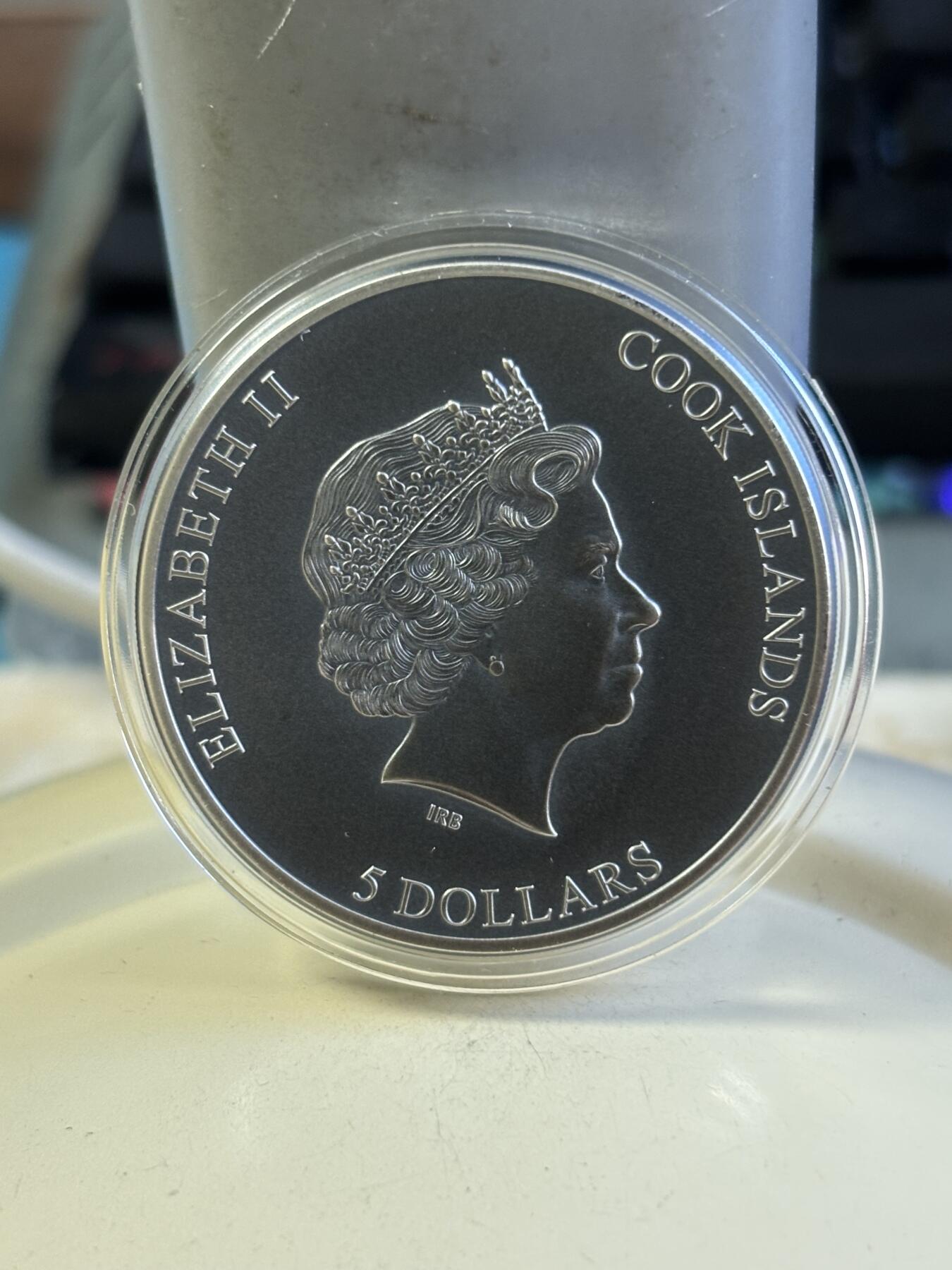 第181期拍卖 库克2023年迷茫和困境系列逃离1盎司纪念银币，999银，发行量999枚，外铁盒有稍微凹陷