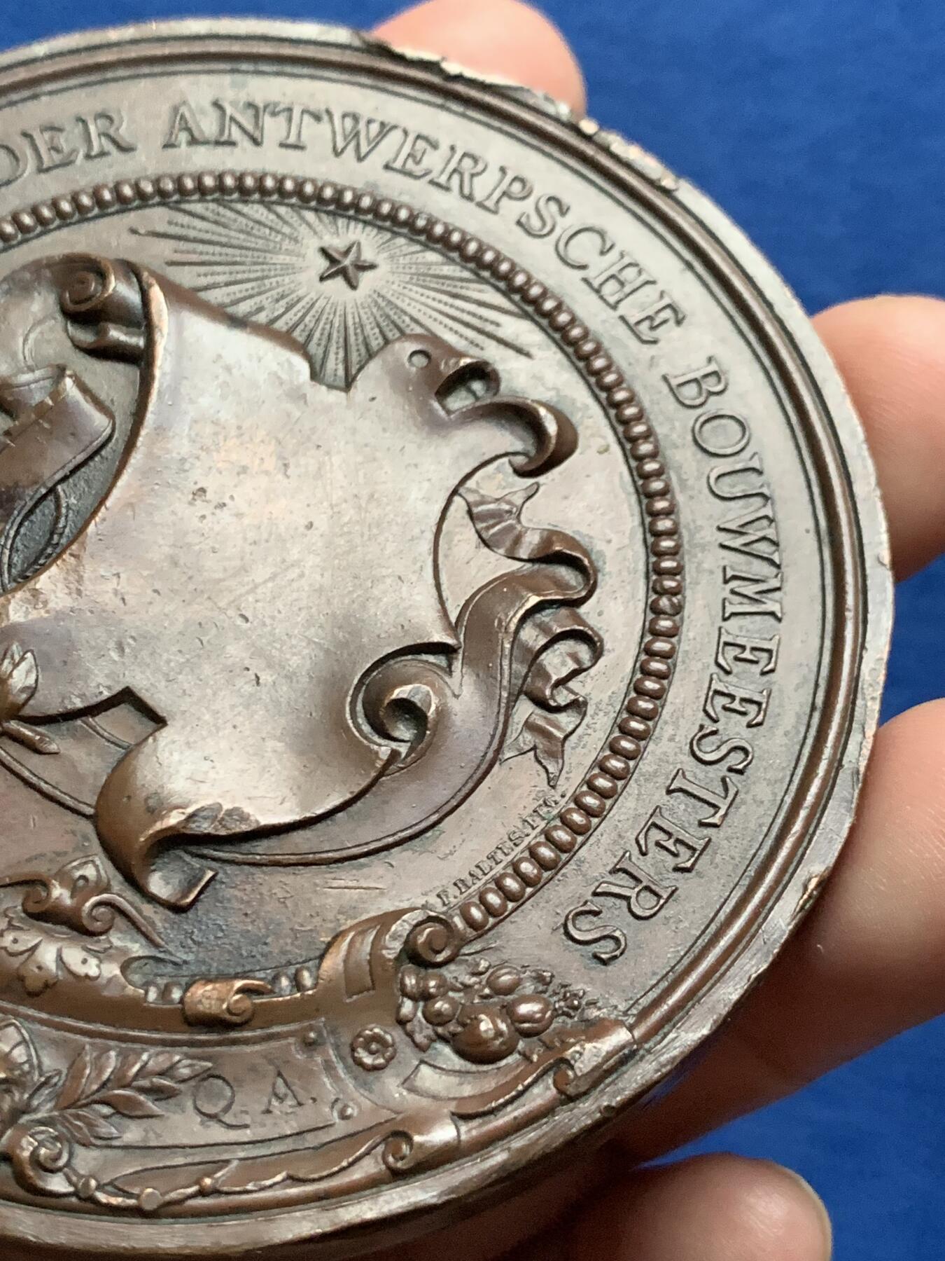 《竞宝斋》第436场 周日，周一2场连拍 （全场包邮） 比利时安特卫普建筑师协会纪念大铜章 233克 79.5mm 、 高浮雕 细节见图