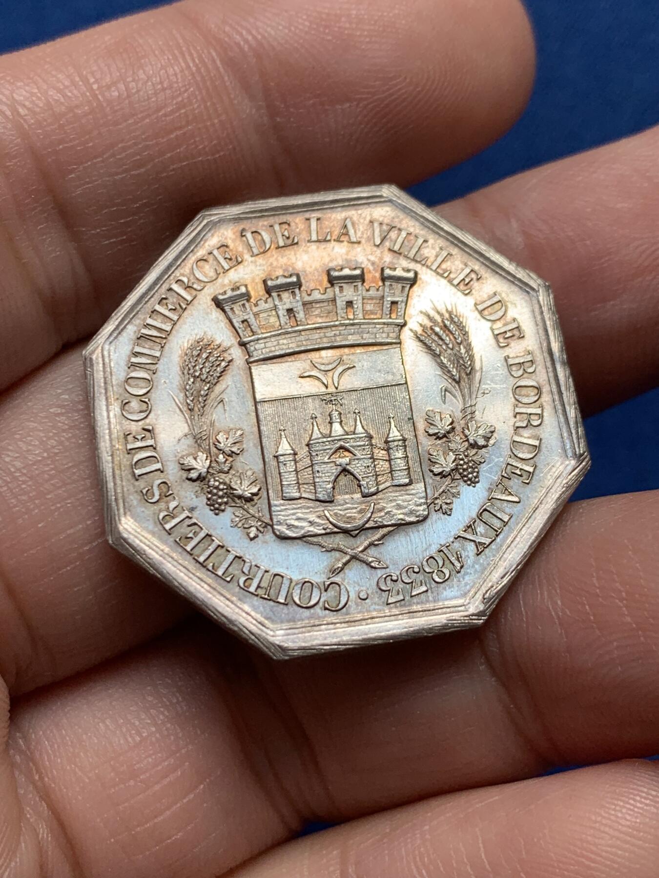 《竞宝斋》第436场 周日，周一2场连拍 （全场包邮） 法国波尔多市商业经纪人八角银质代币，30.7MM，13.55克，丰饶角边铭，底光不错，底板犀利，细节见图。