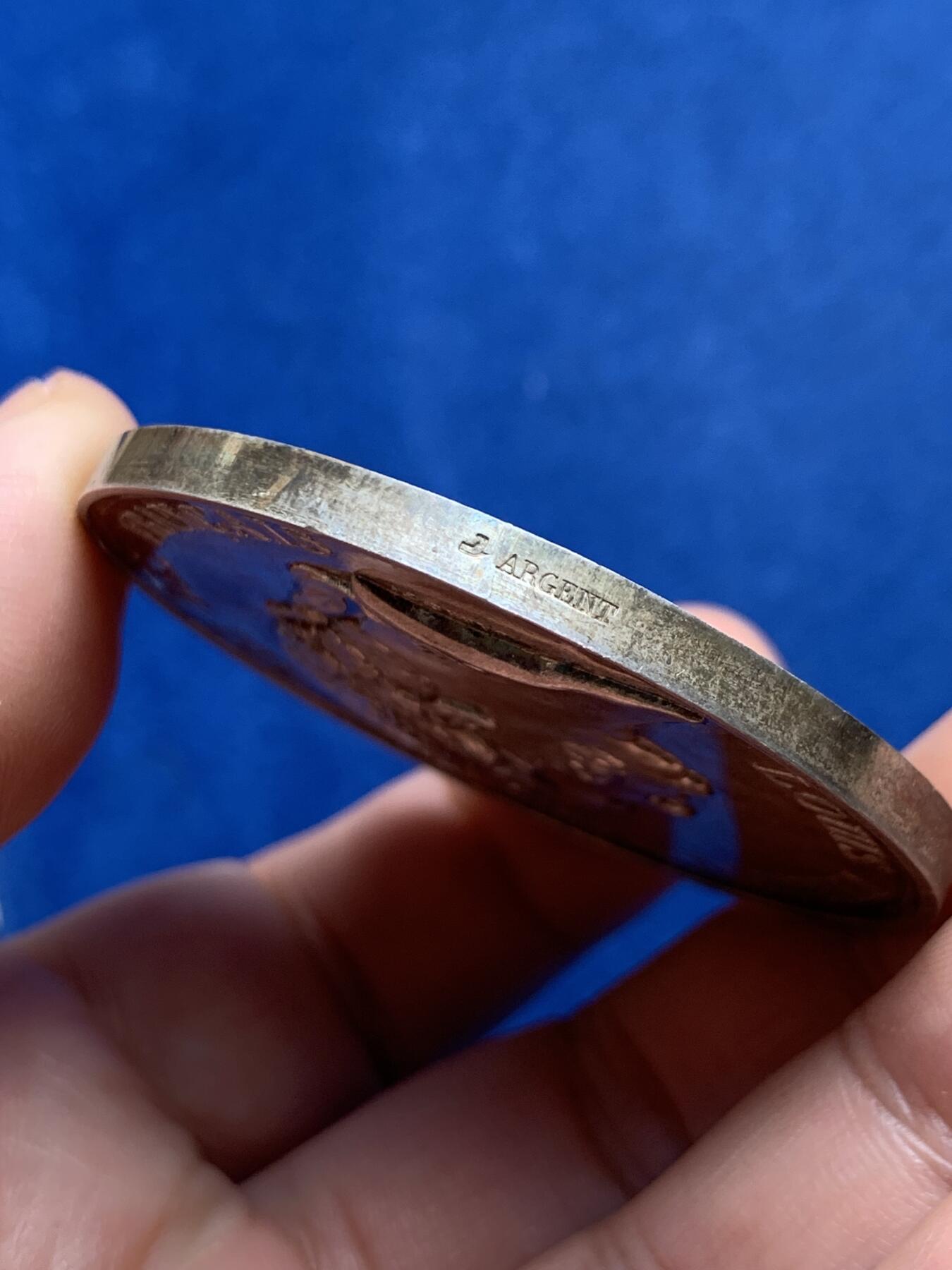 《竞宝斋》第436场 周日，周一2场连拍 （全场包邮） 法国米勒库尔农业评比会纪念大银章 64.5克 51mm 带原木盒 船首银标