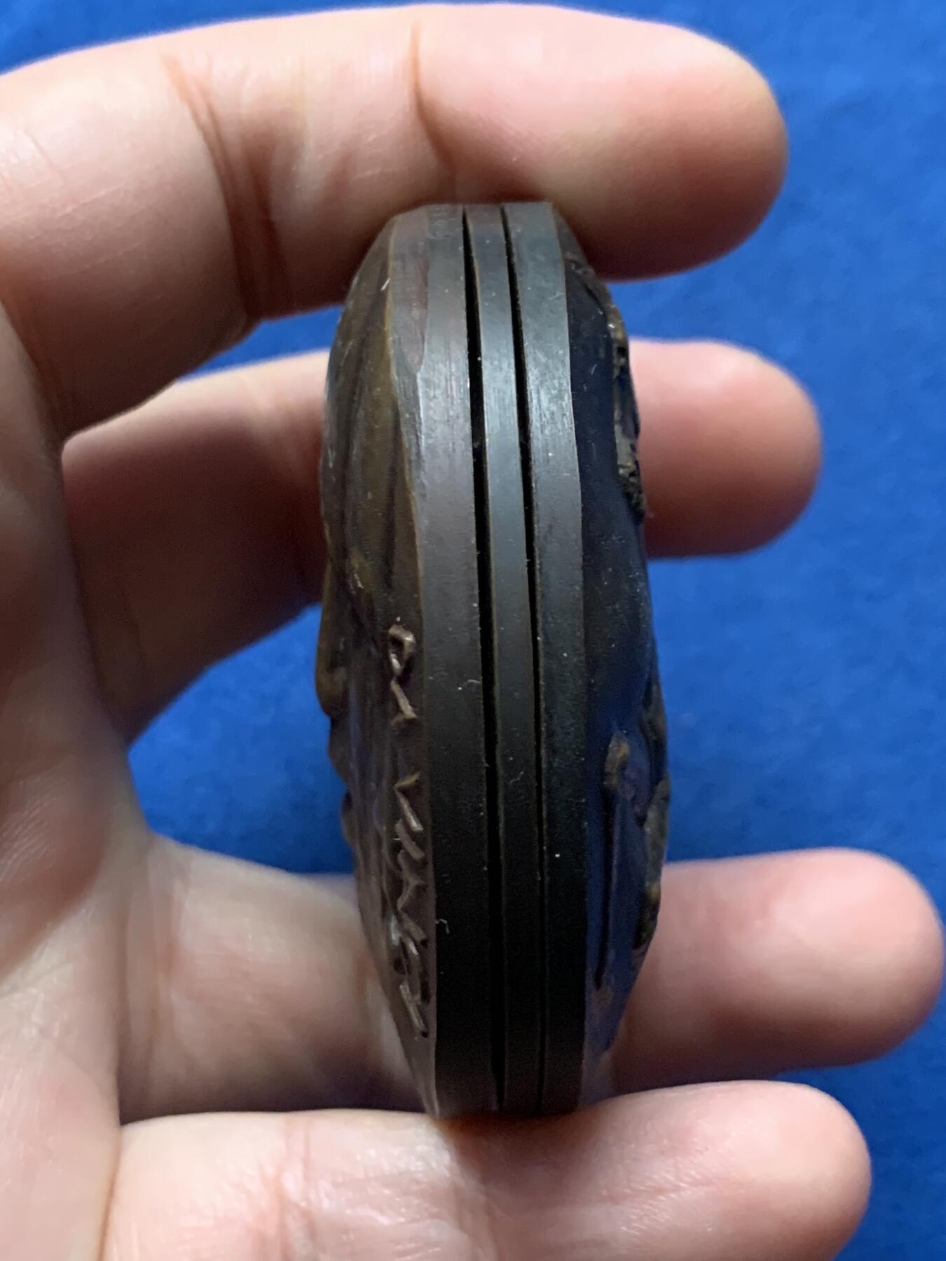 《竞宝斋》第436场 周日，周一2场连拍 （全场包邮） 1975年达芬奇三合体章，332.8克，59.2mm，K. Räsänen雕刻，铜质铸造1500枚，带说明书。