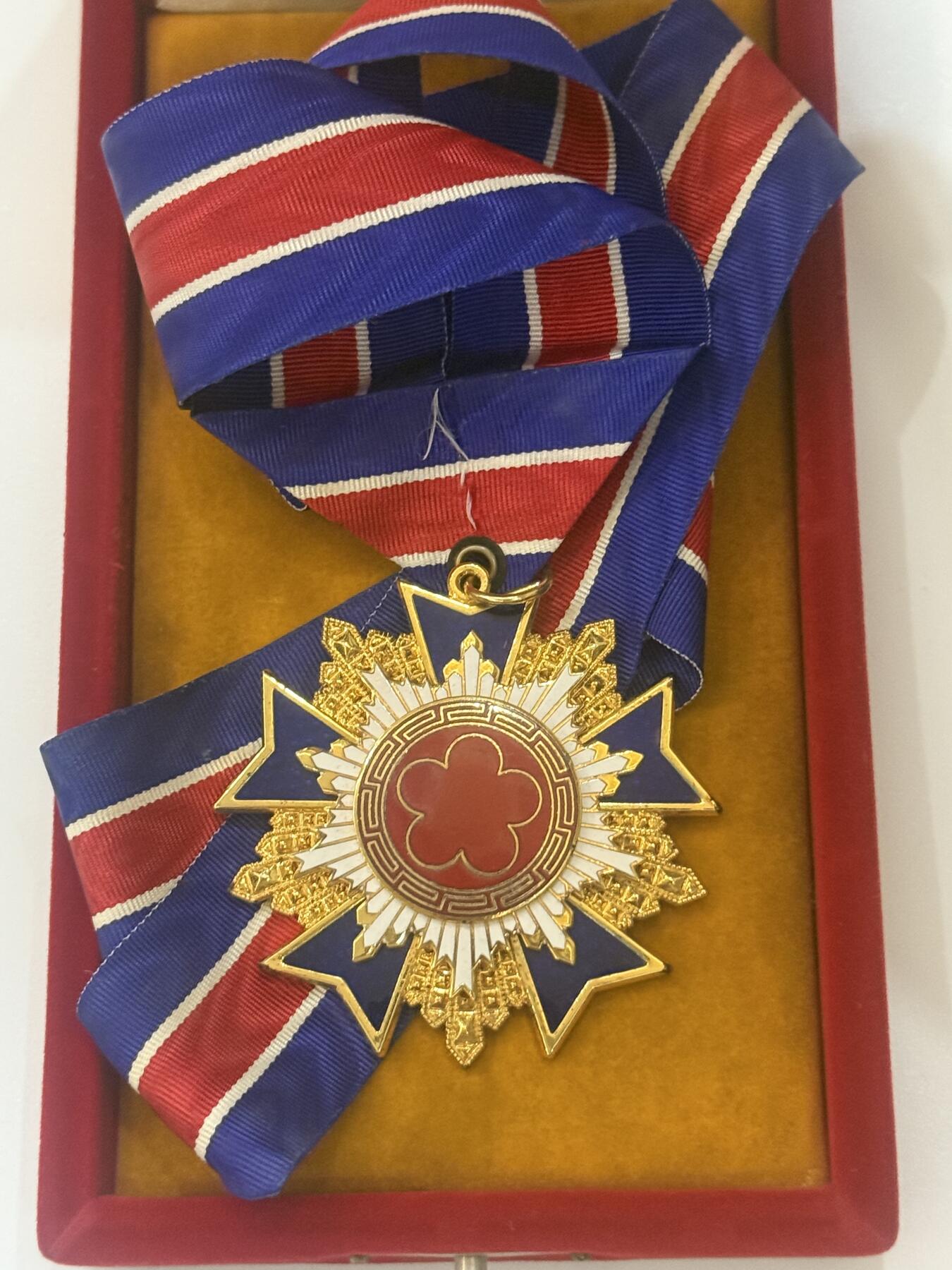 韵星假日精品2025秋季军品类拍卖会-- Rimey Holidays Boutique 2025 Autumn Militaria Sale 服务四十年资深优良教师服务纪念章（颈绶）