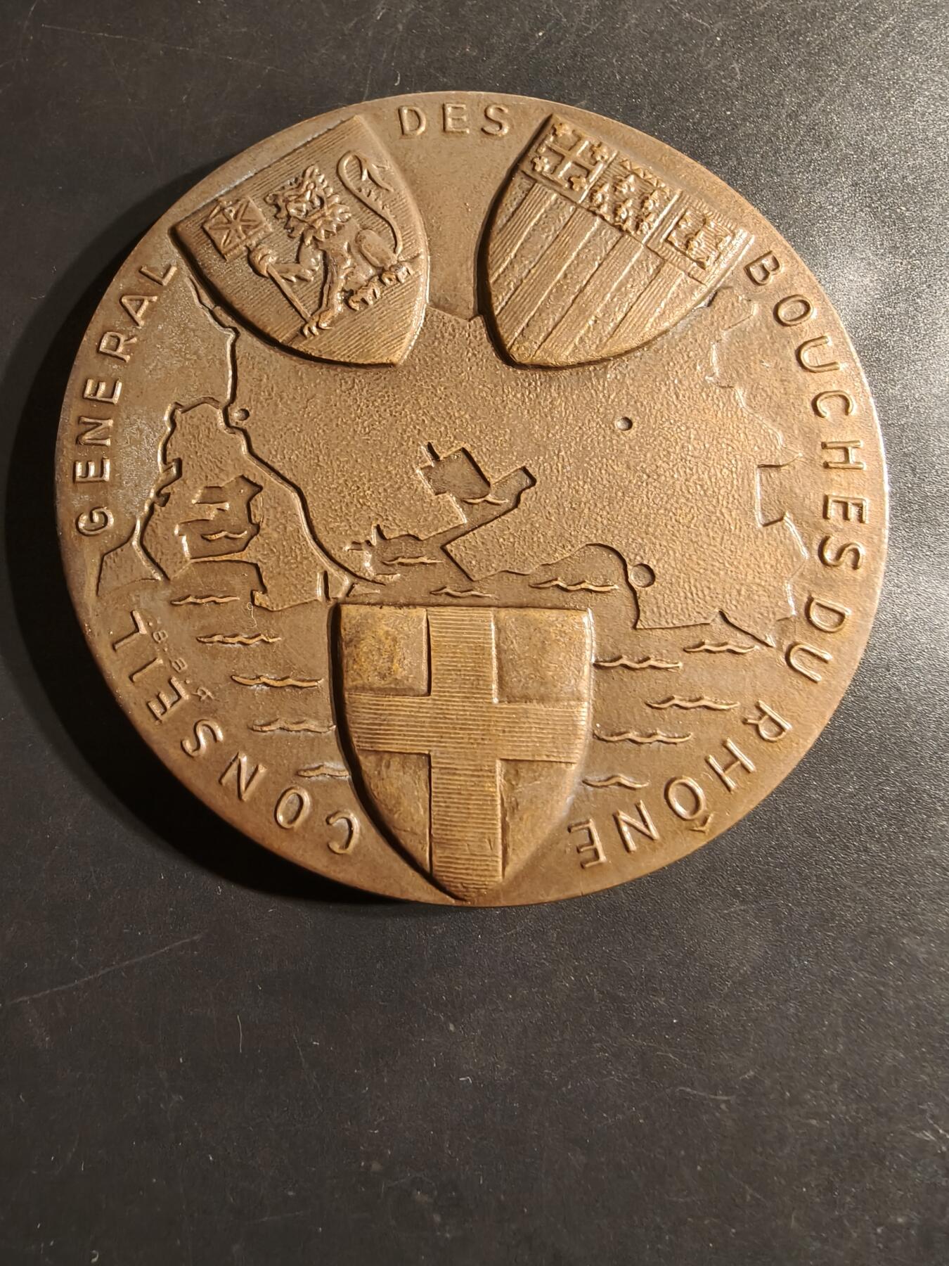 老王徽章第162期  法国罗讷河口省议会大铜章    直径81mm.   重量301.1g