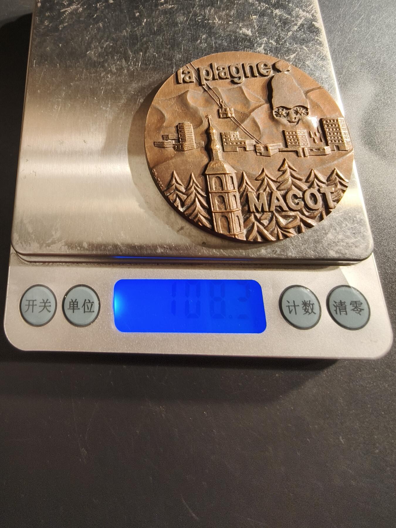 老王徽章第162期  法国滑雪胜地拉普拉涅大铜章    高浮雕     直径57mm.   重量108.3g