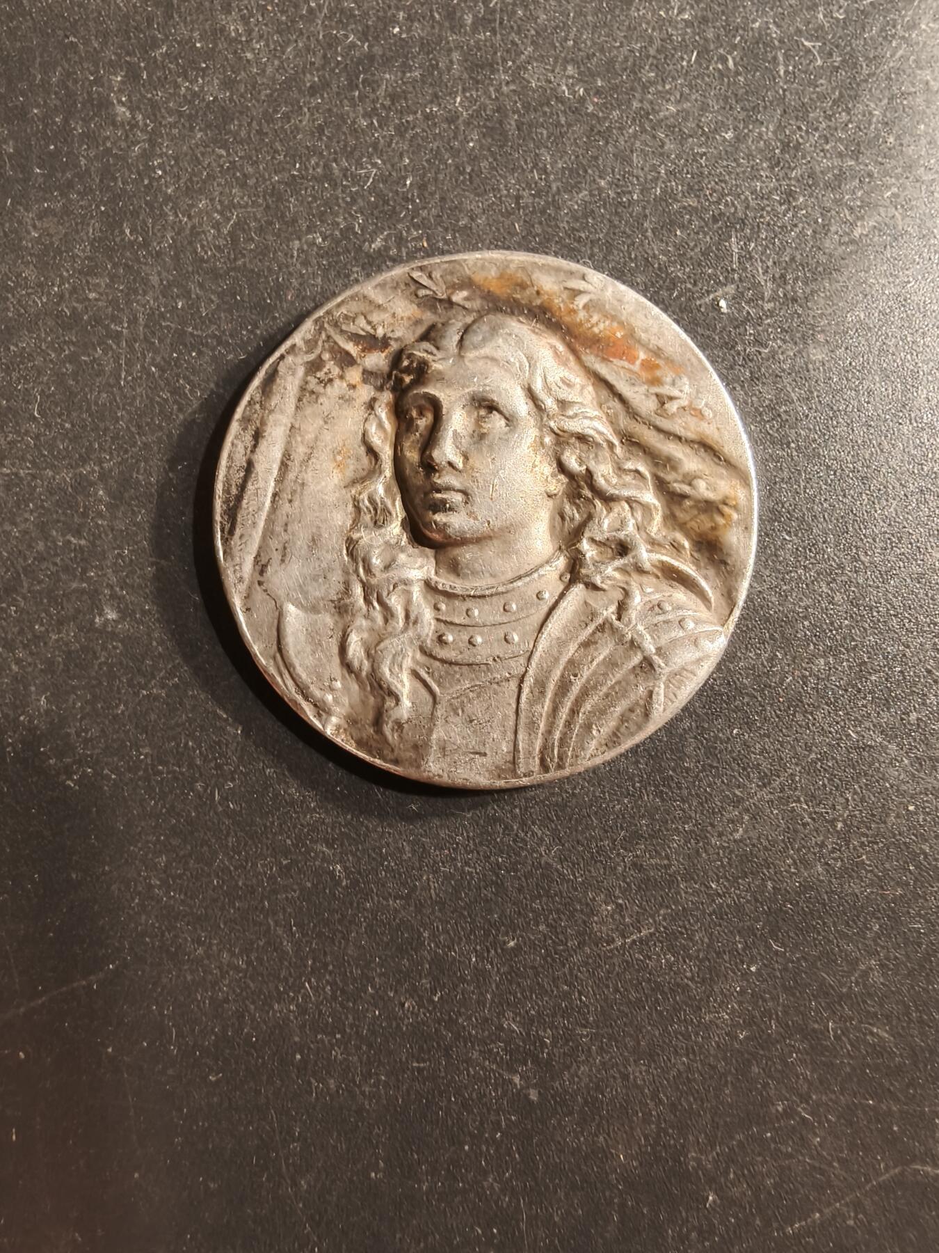 老王徽章第162期 法国圣女贞德纪念章   直径30mm.    重量9.9g.    背面铭文“我来拯救法兰西了”