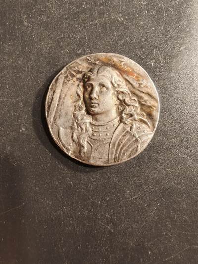 老王徽章第162期 - 法国圣女贞德纪念章   直径30mm.    重量9.9g.    背面铭文“我来拯救法兰西了”