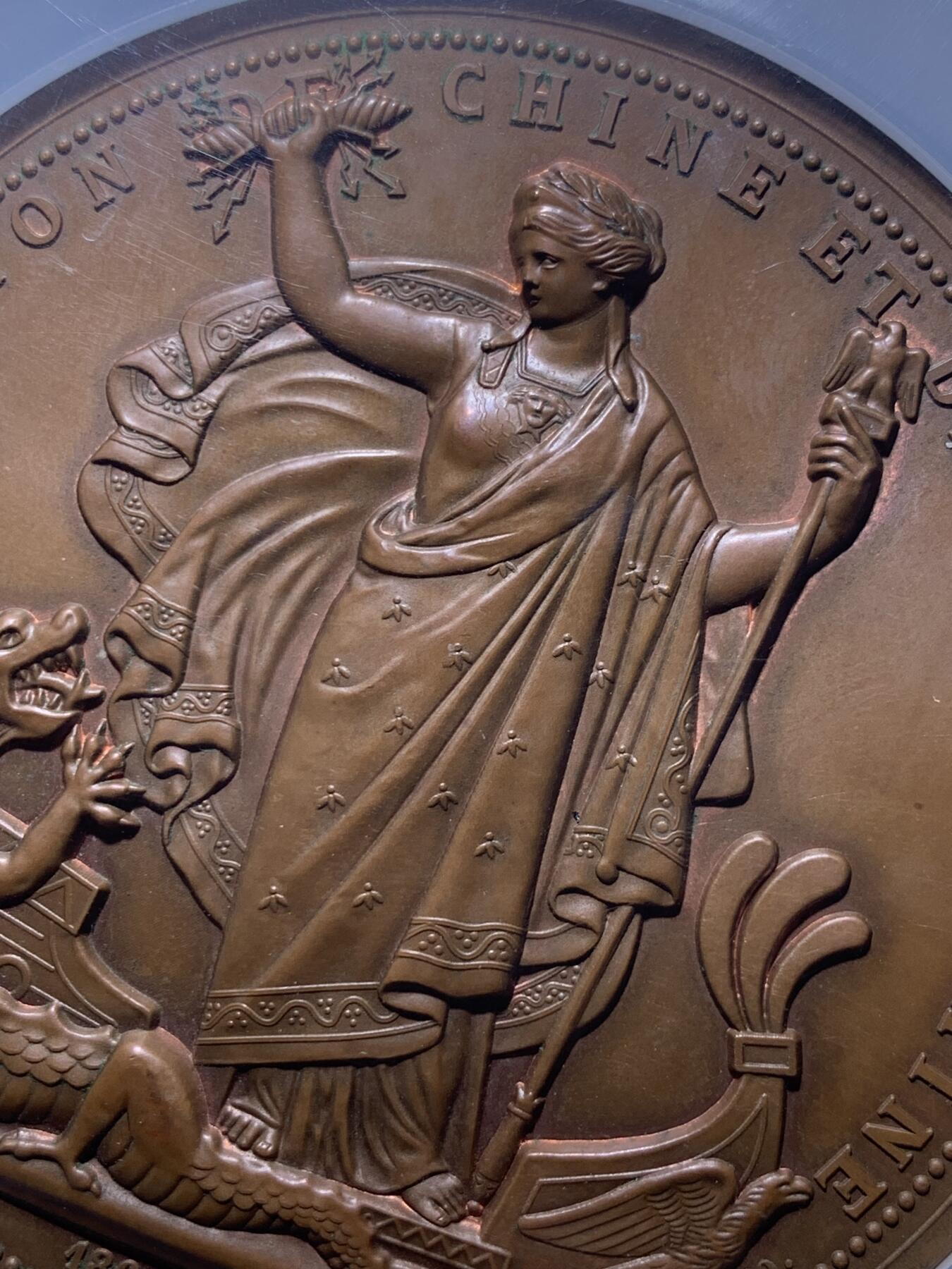 《竞宝斋》第436场 周日，周一2场连拍 （全场包邮） NGC MS64BN 1862年法国交趾支那战役大铜章 高分大名誉品 正面：拿破仑三世戴月桂冠面左；背面：法兰西女神玛丽安娜驾船，手持雷电与帝国鹰权杖，与龙相伴竞逐，最终迫使东方龙屈服脚下，呈现了法兰西与以中华帝国龙为代表的东方之间的对抗。1860年法国借第二次鸦片战争结束借用侵华法军进攻南圻，先后占领嘉定等地，1862年法國和越南阮朝签订第一次《西贡条约》，此章版别罕见，直径74mm，气势恢弘