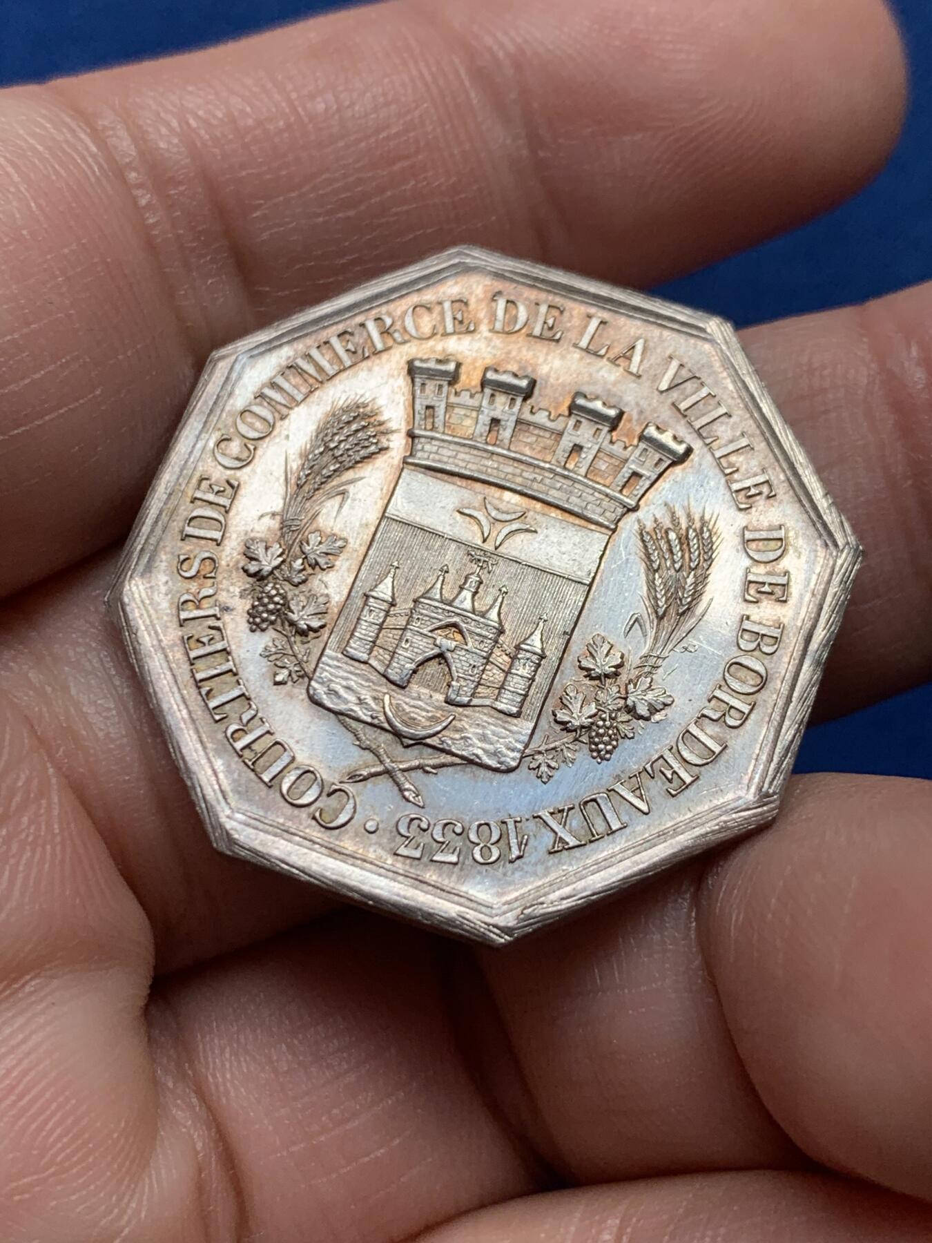 《竞宝斋》第436场 周日，周一2场连拍 （全场包邮） 法国波尔多市商业经纪人八角银质代币，30.7MM，13.55克，丰饶角边铭，底光不错，底板犀利，细节见图。