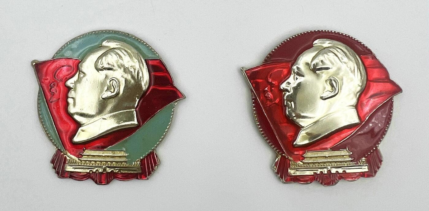 2025年伟人像章秋季专场拍卖会 1969年3月9日 内蒙古东方红像章厂 红蓝金双色 异形 伟人、列宁侧面像 红旗 天安门 二枚 4.63cm×4.81cm×2