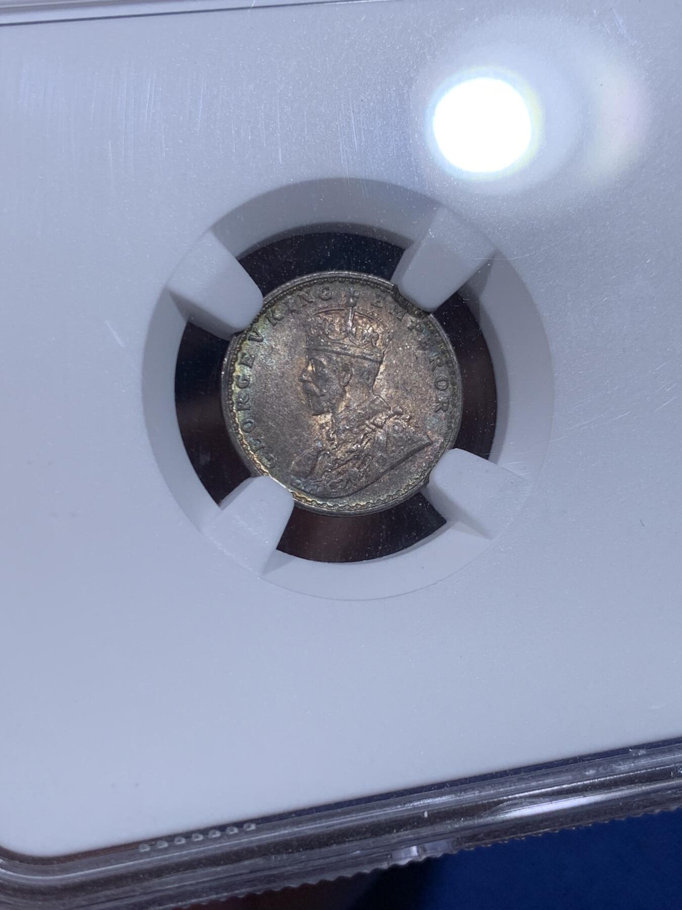 《竞宝斋》第436场 周日，周一2场连拍 （全场包邮） NGC MS64 印度1917年乔治五世2安娜银币，铸造于加尔各答造币厂。相比有着大堆库存的1卢比，小面值的2安娜反而非常少见，这枚双面优雅的蓝紫色包浆迷人。一步到位之选。