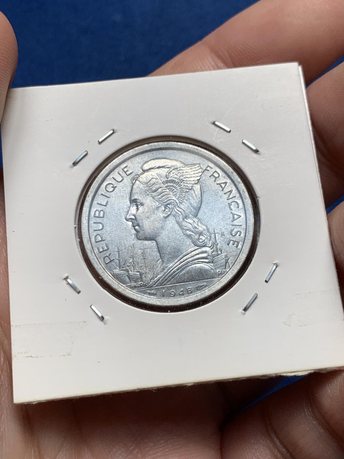 《竞宝斋》第436场 周日，周一2场连拍 （全场包邮） 三枚一组 法属留尼旺1948-55年1、2、5法郎，历七十余年风霜铝币保存不易，这套保存得不错 细节见图